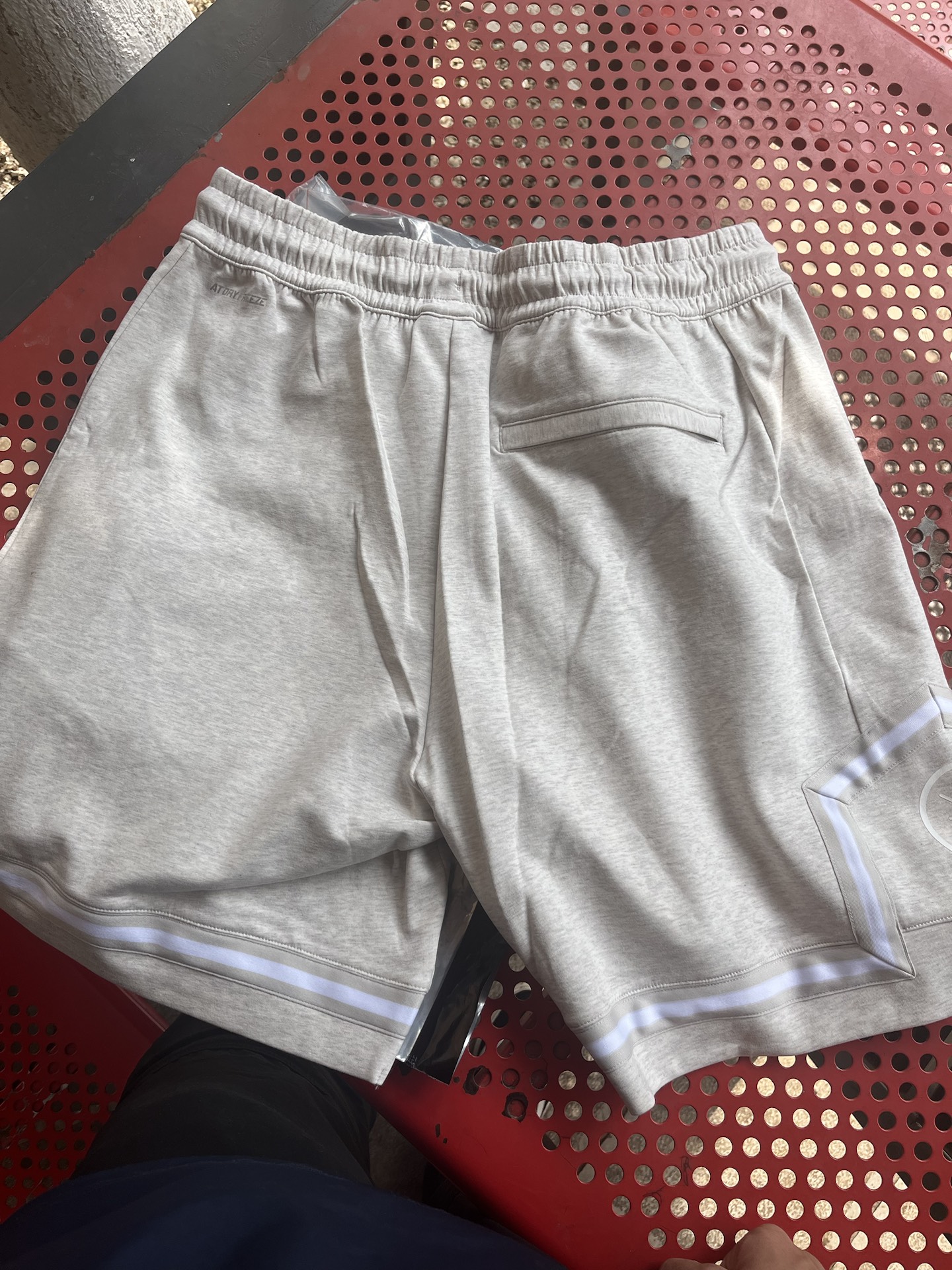 白色运动短裤超级搭配夏天 是完美的出街穿搭 棉料的舒适性 和透气性