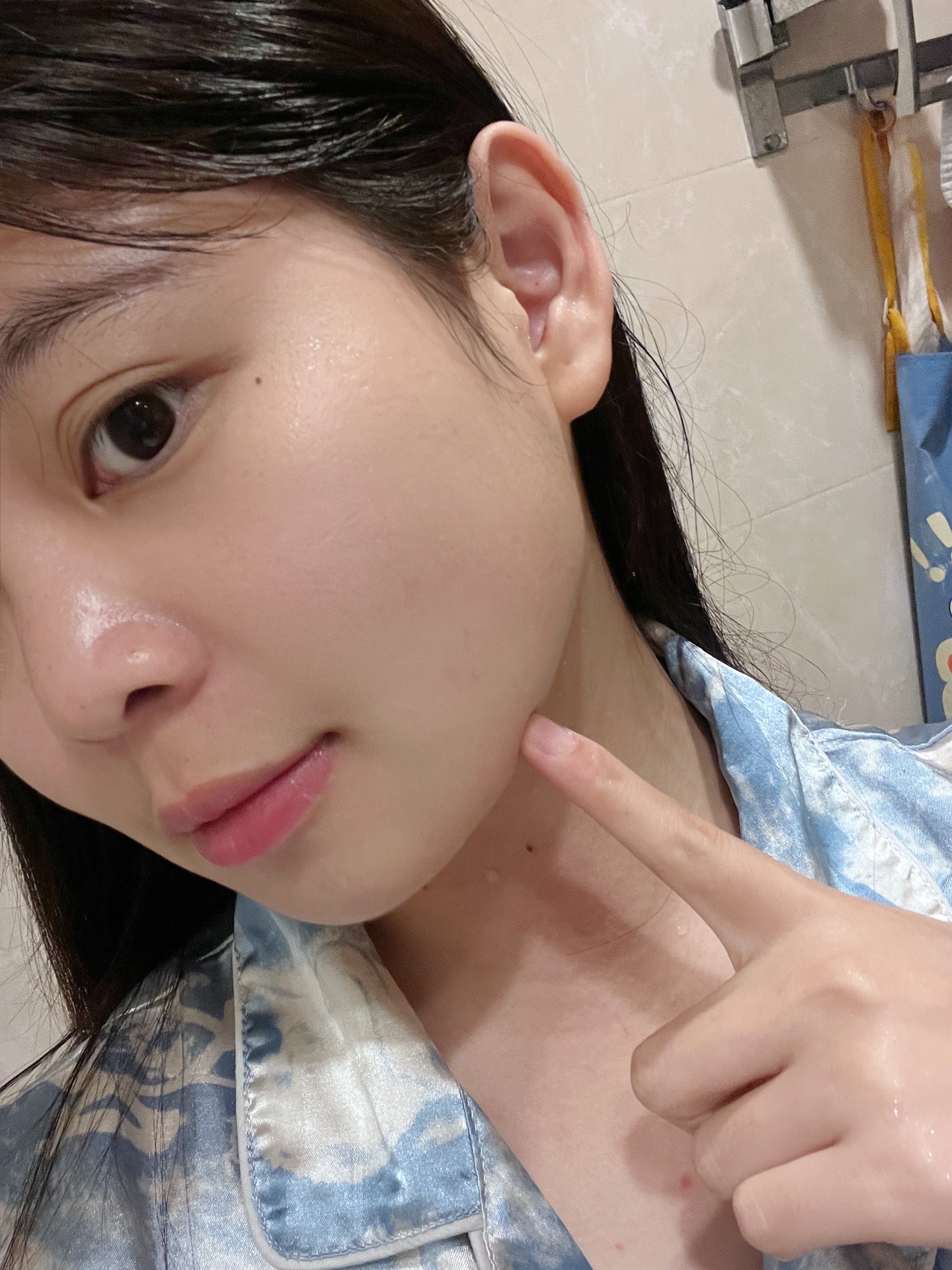 今天给大家分享一款我最近发现的好物-泊紫汀兰多效提拉紧致塑颜 v 脸