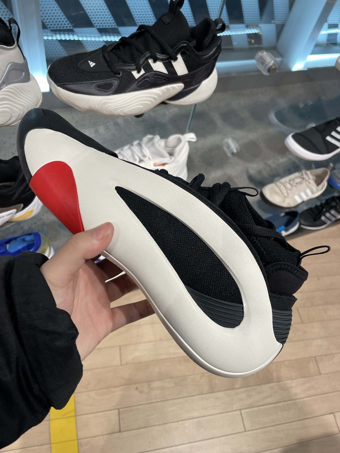 登蜜 这双是我的必入款 即使和我的脚型不太适配 也会入一双压马路 ps
