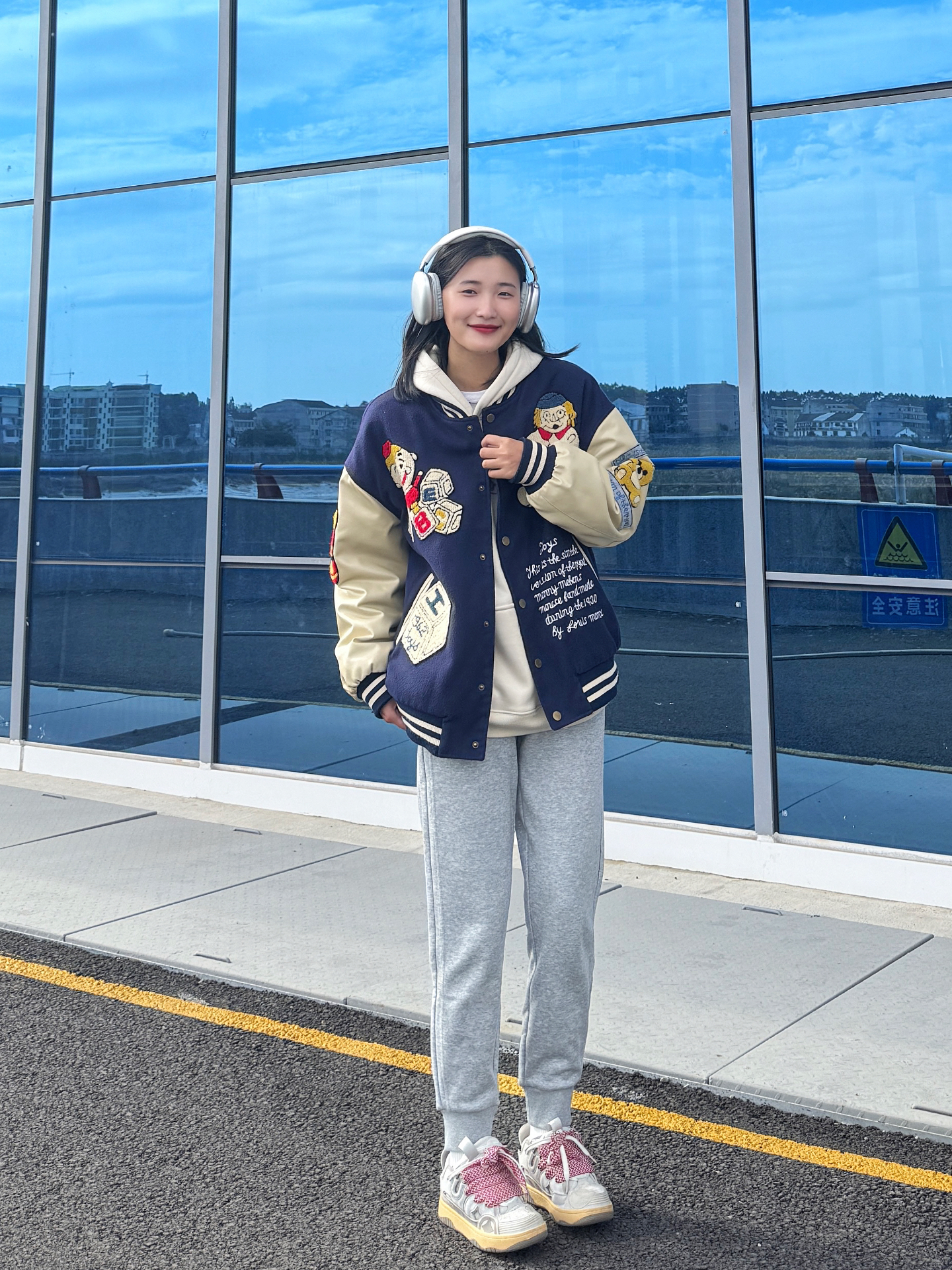 这套太喜欢了,活力满满的搭配look
棒球服➕卫衣➕灰色卫裤真的很