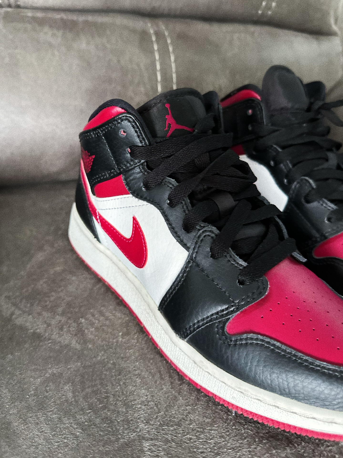 nike aj1 mid 黑红脚趾