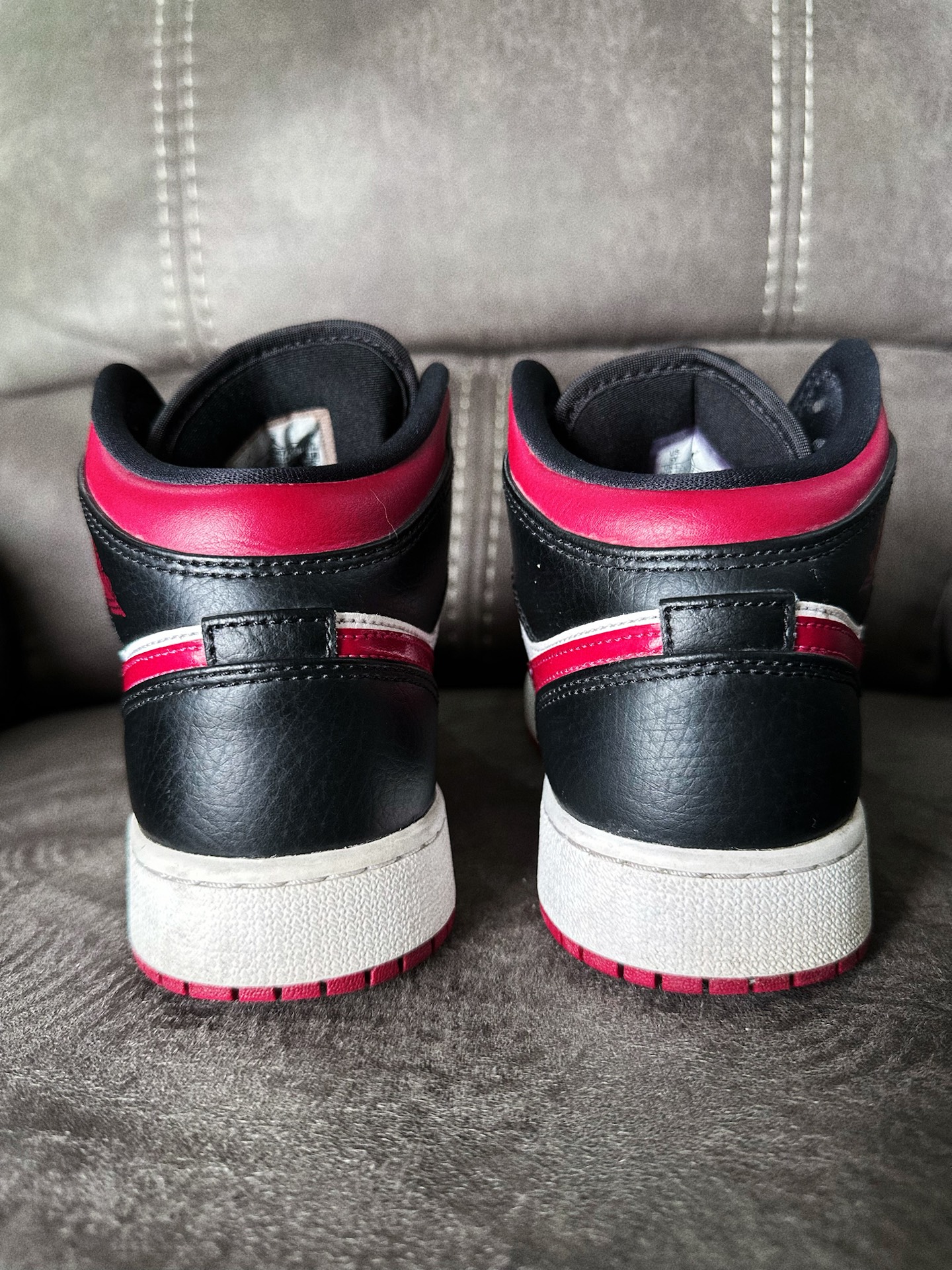 nike aj1 mid 黑红脚趾