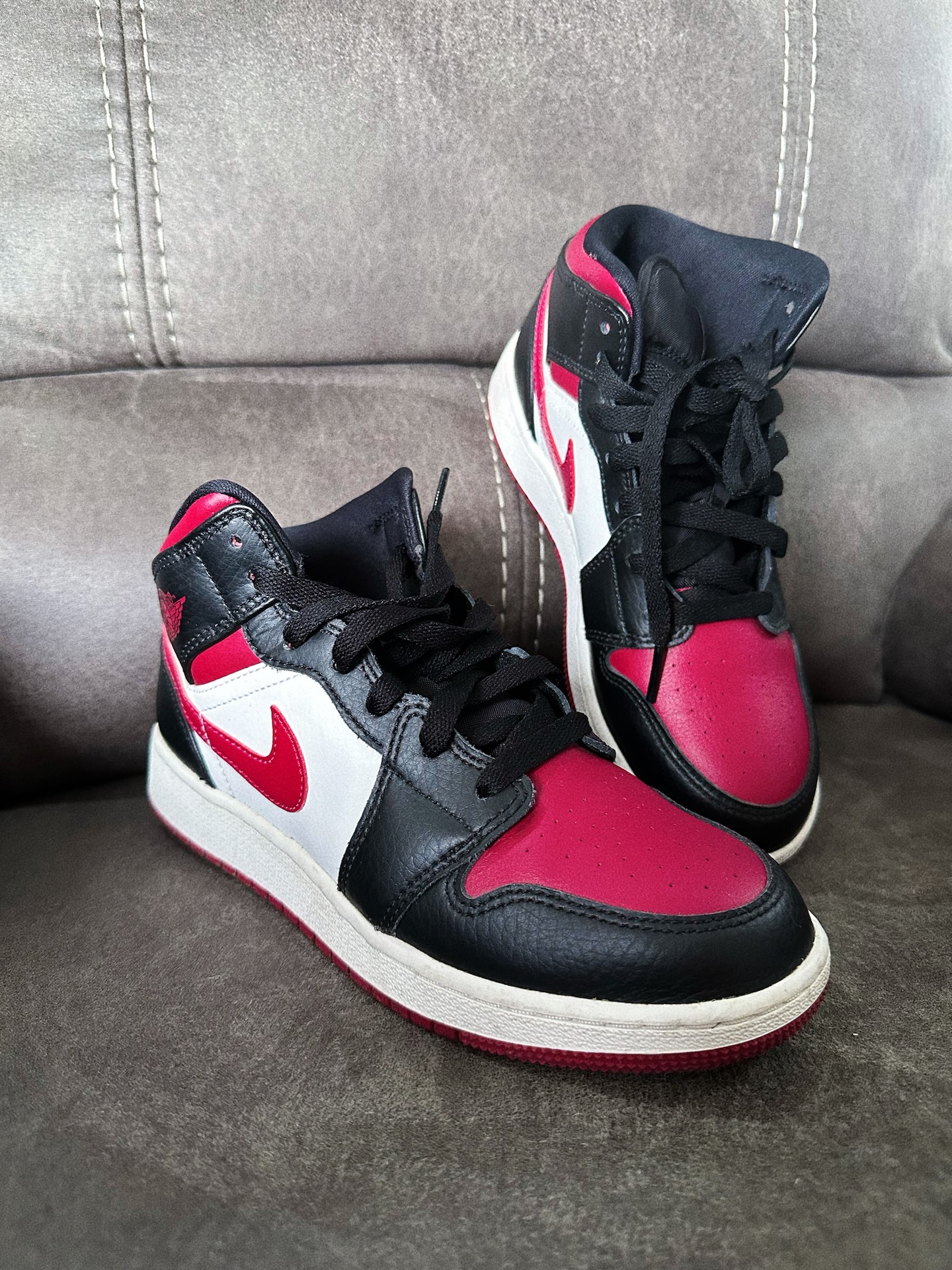 nike aj1 mid 黑红脚趾