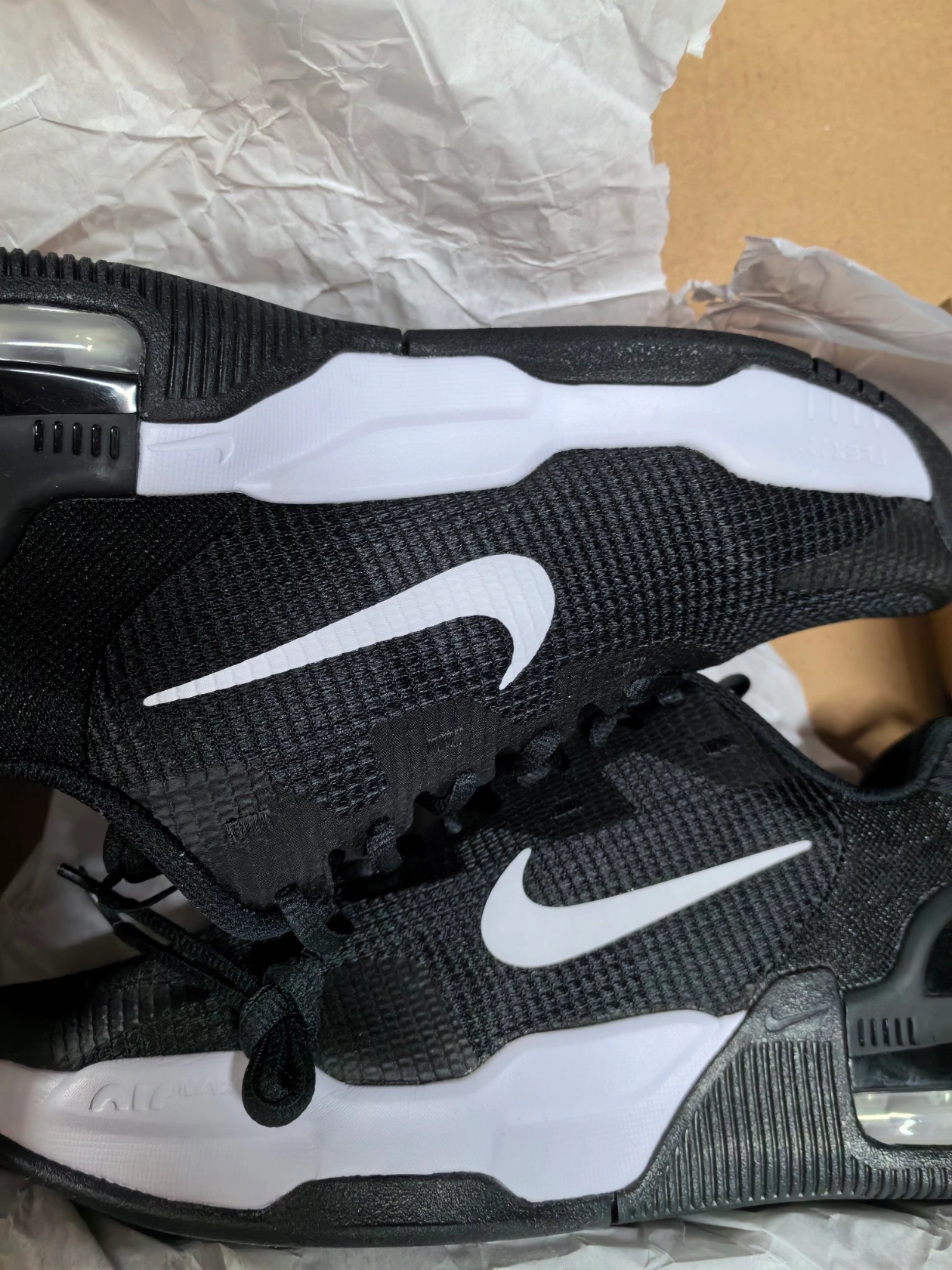 耐克黑色运动鞋