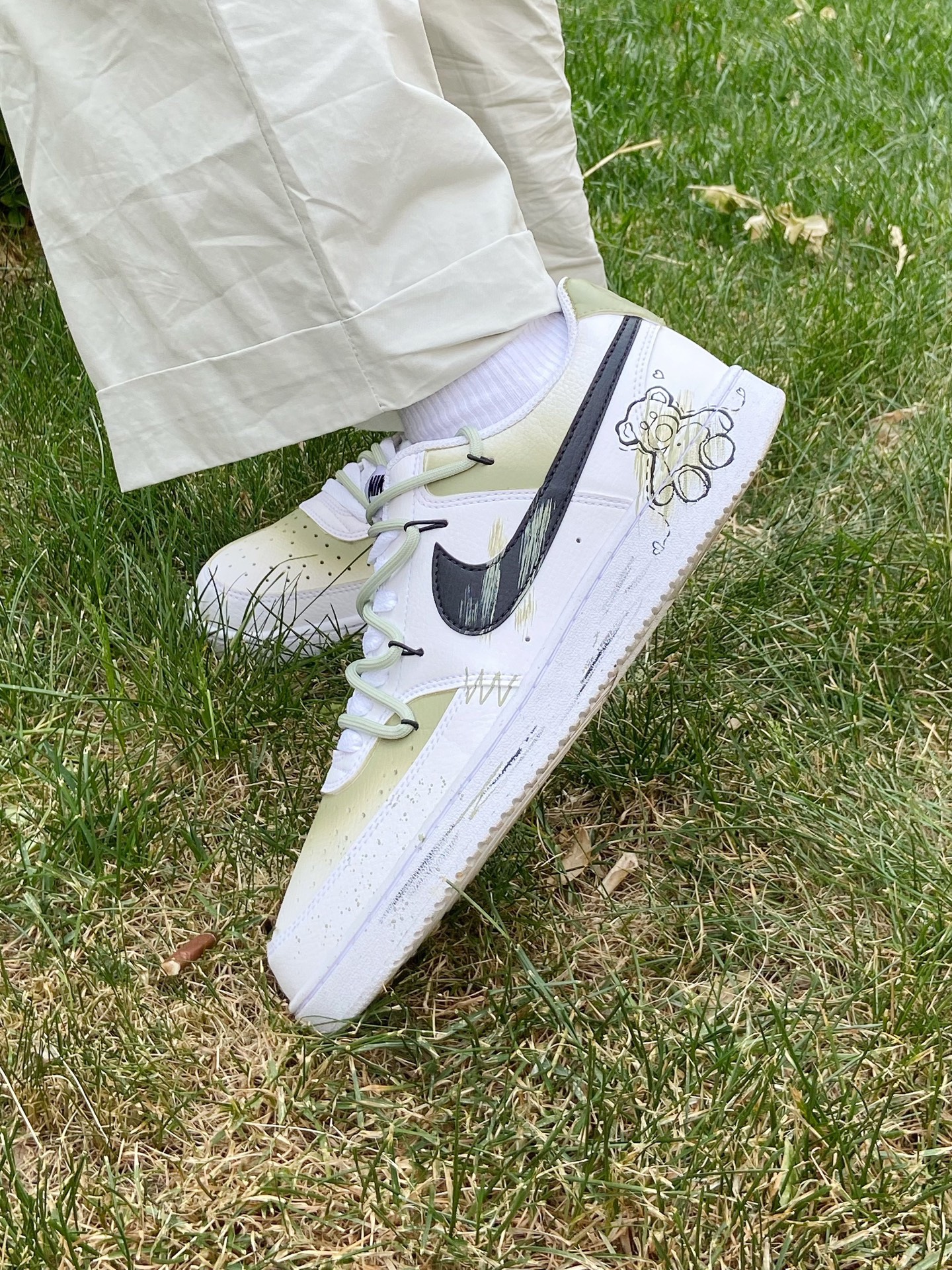 这个绿色真的封神了,饱和度刚刚好,小熊标志也很好看,脚感也不差,太