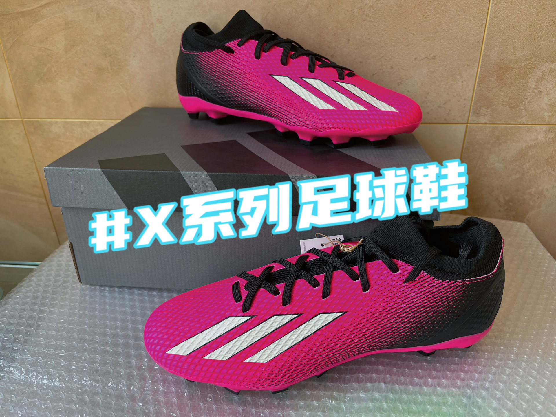 阿迪达斯x系列足球鞋 阿迪x系列的第二个配色可谓非常亮眼,颜色上用