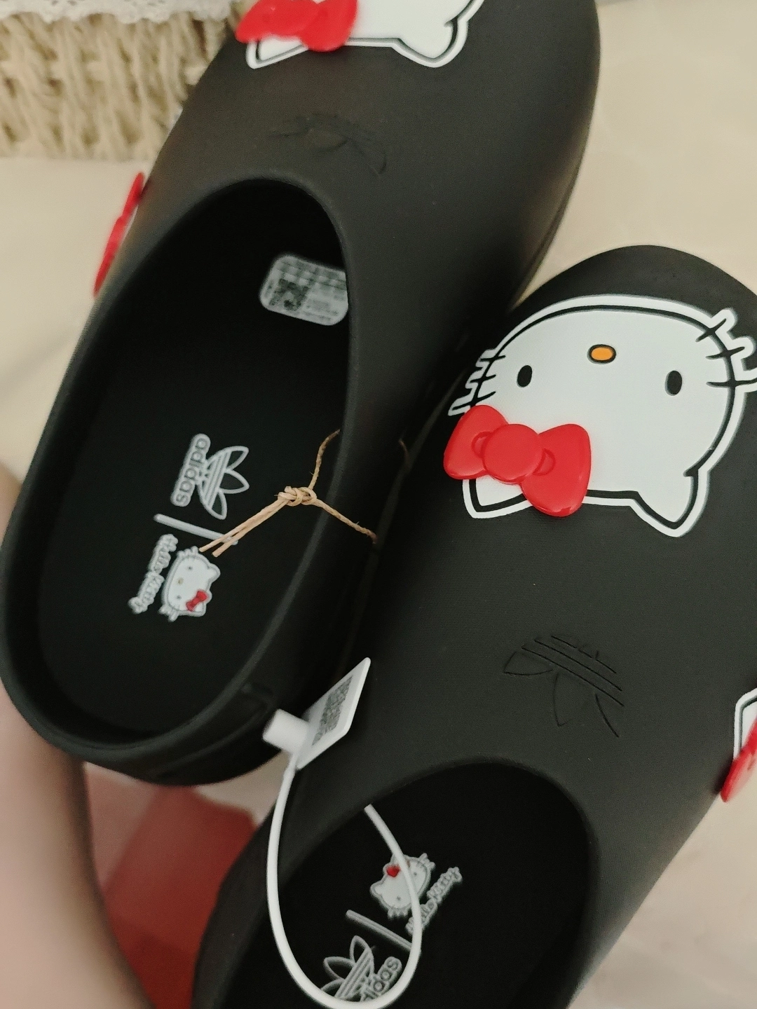 custom review-Hello Kitty x Adidas Originals AdiFOM Stan Smith Mule Slip-Resistant Домашние тапочки Женские Черный Красный Белый
