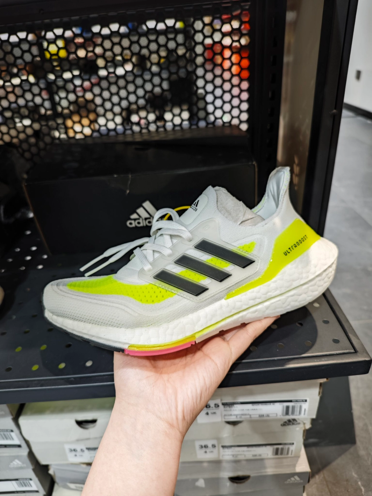 ub21细节鞋标图片