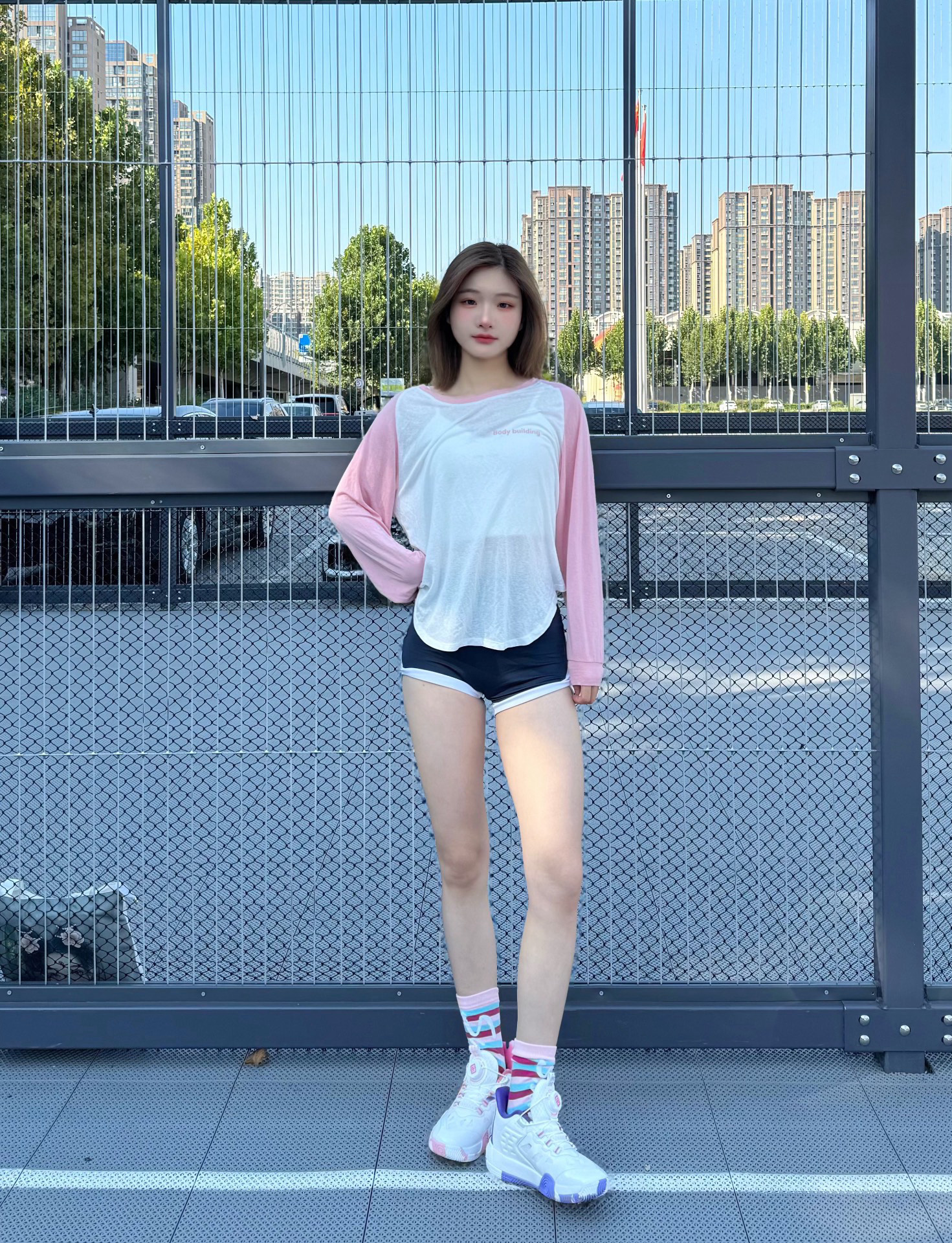 在球场上很吸睛 鞋子穿起来包裹性也很好 贴合脚部 日常和运动穿都挺