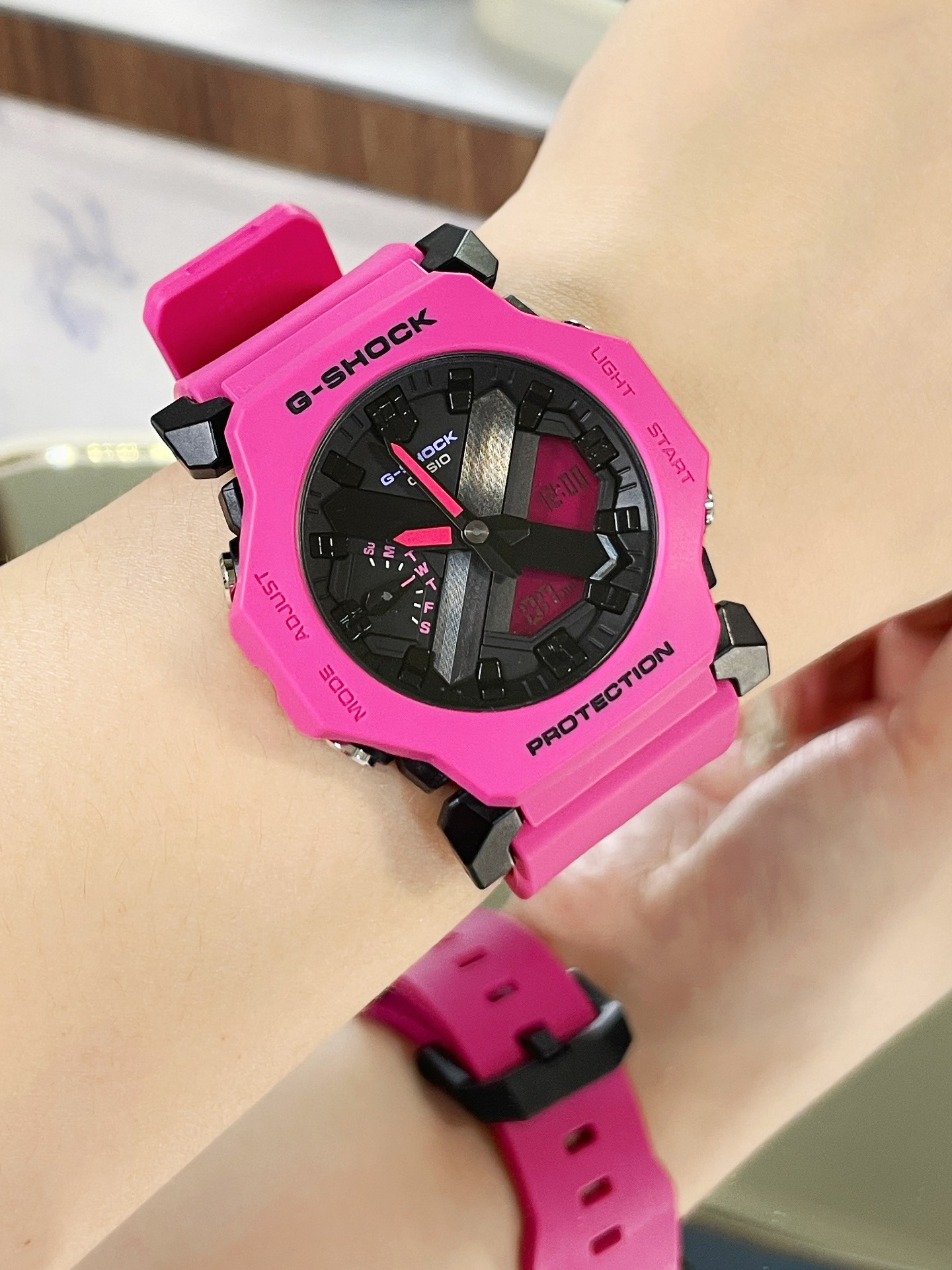 这块表还是卡西欧的经典造型
超级好看女生带g