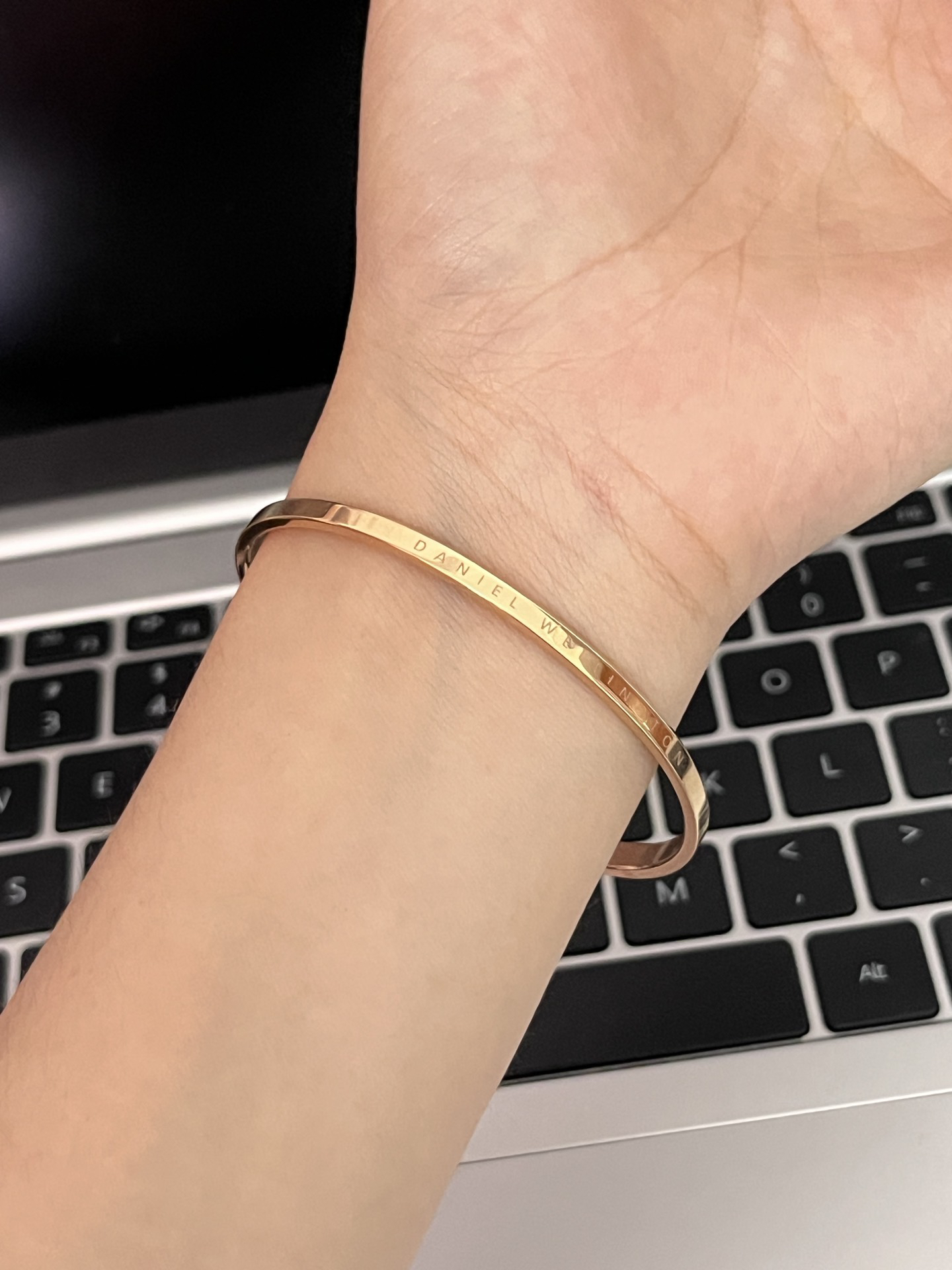 轻奢简约的玫瑰金手镯好贵气