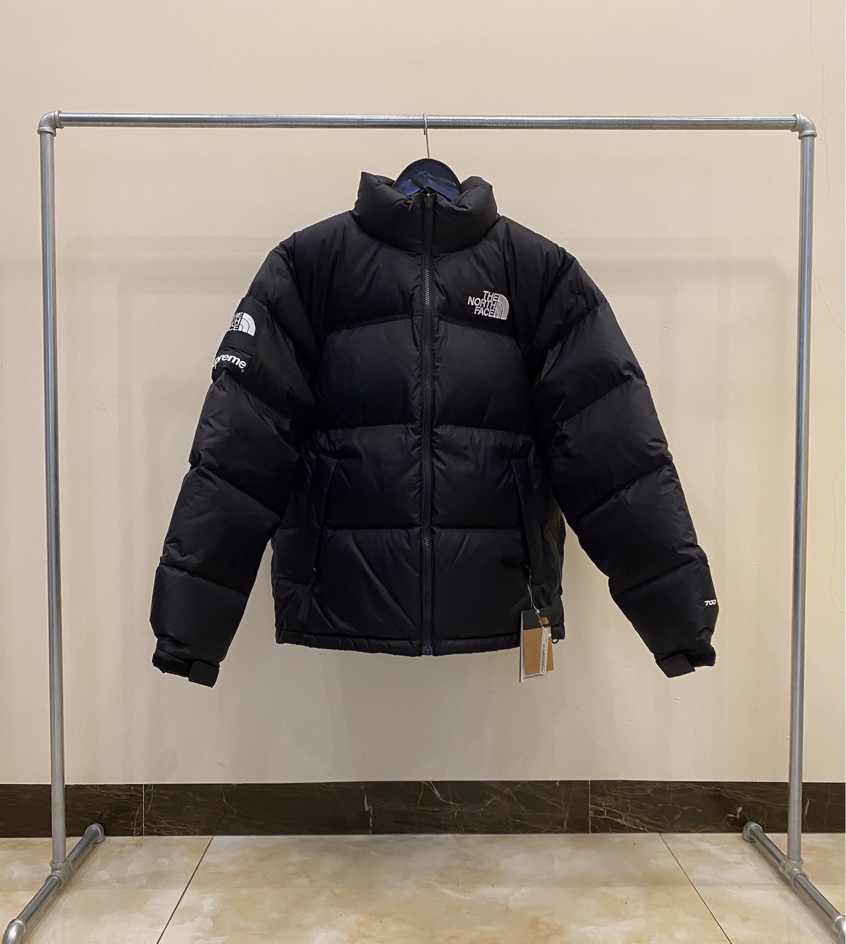 本年度最佳设计就是这件2024 supreme联名的北面羽绒服了