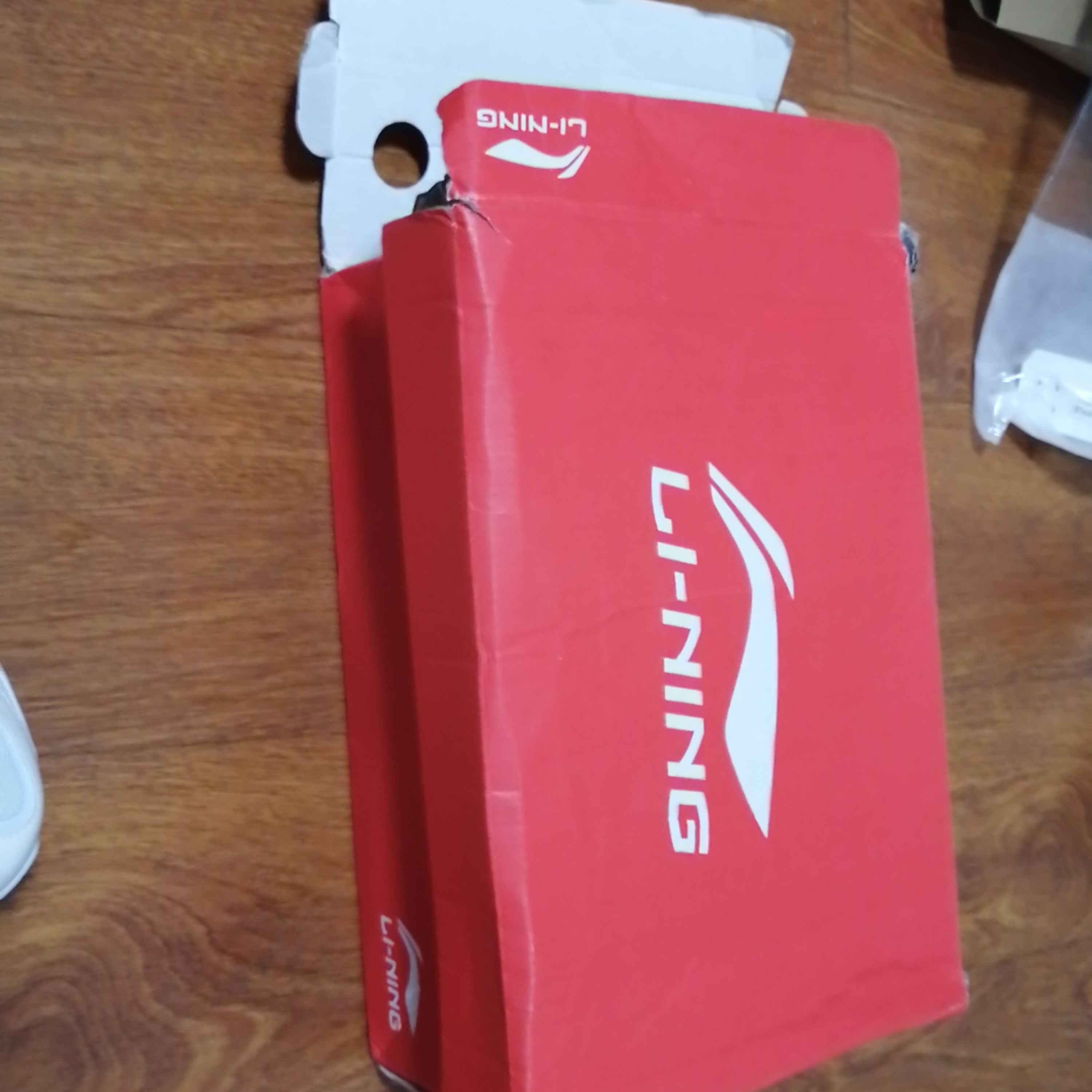 本来要放得物卖的,鞋盒坏了才放95分!