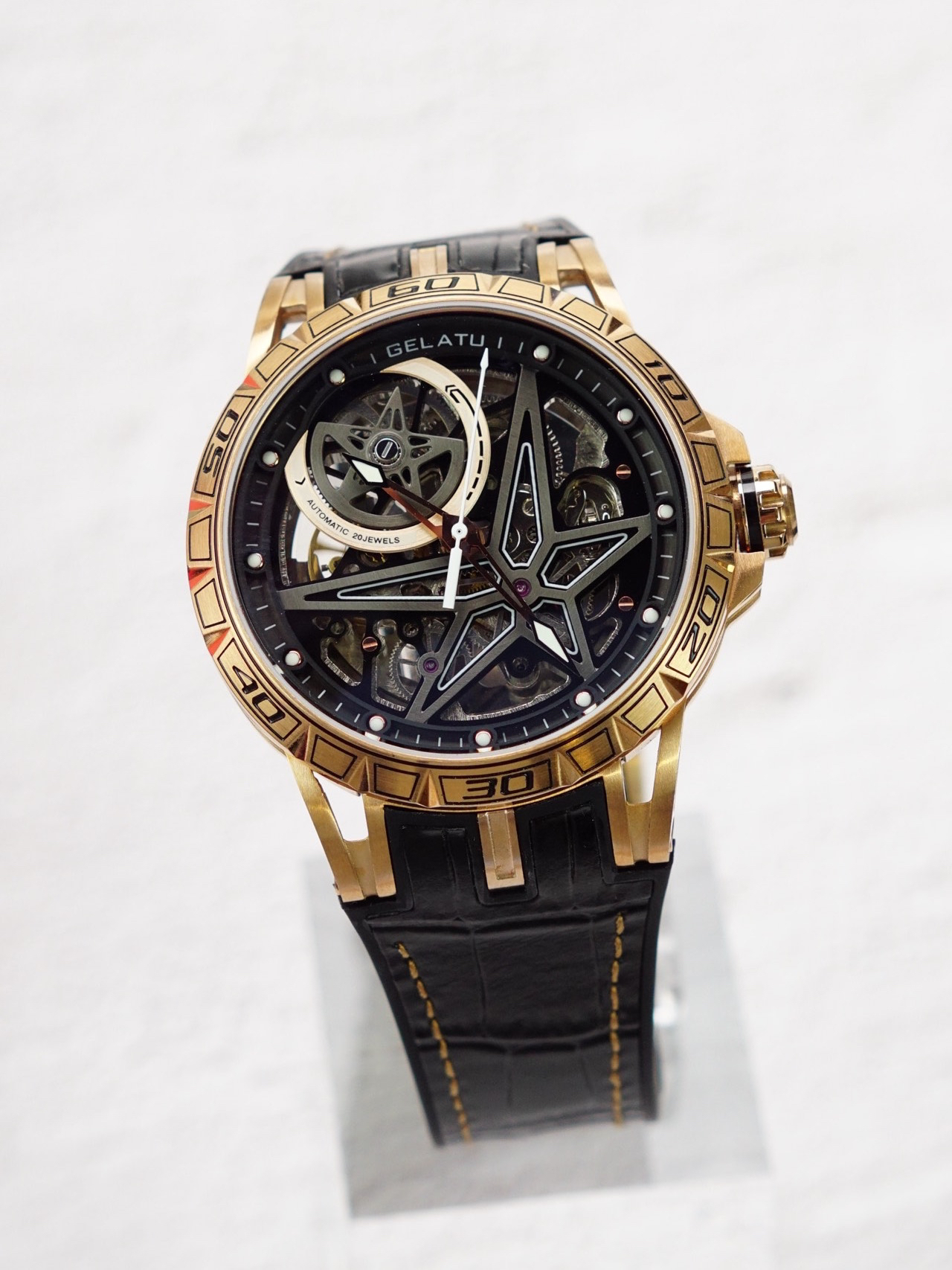 手表采用黑金配色,外侧皮质内侧硅胶的表带兼具了质感和舒适度,更加