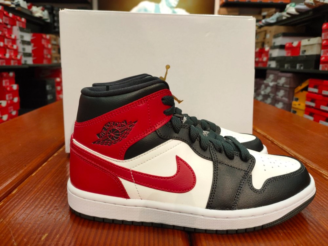 air jordan 1 mid aj1 黑红女子中帮复古休闲篮球鞋 缓冲缓震