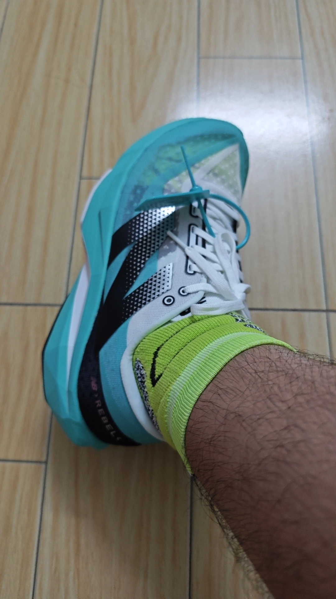 custom review-New Balance Rebel V4 Беговые кроссовки Низкий Топ Белый и Черный Кибер Жадеит Мужской