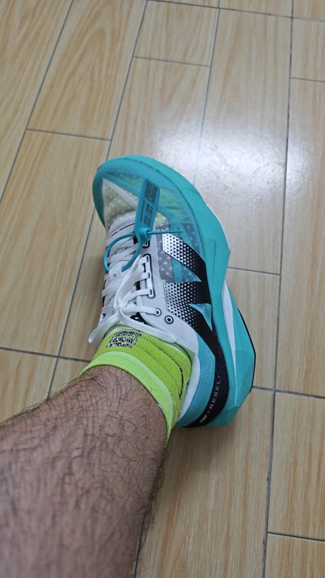 custom review-New Balance Rebel V4 Беговые кроссовки Низкий Топ Белый и Черный Кибер Жадеит Мужской