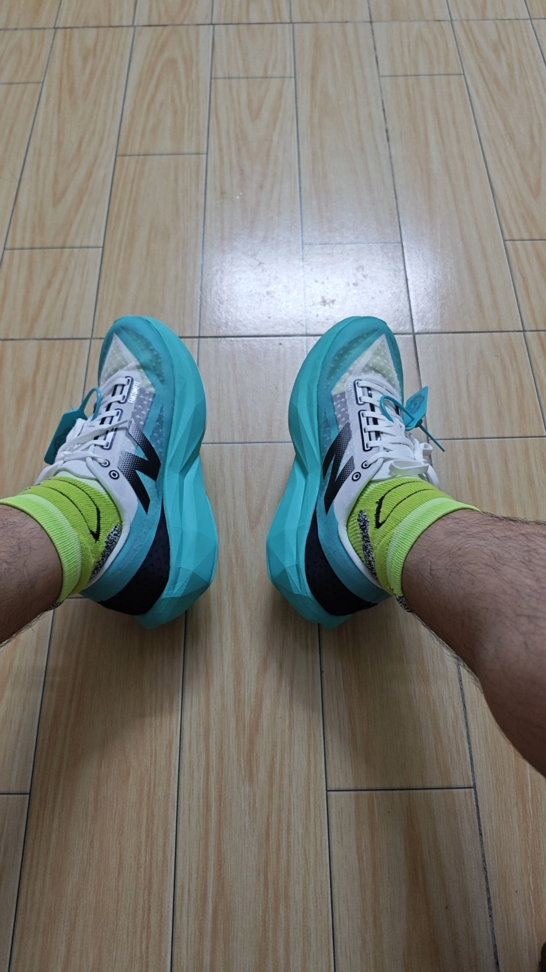 custom review-New Balance Rebel V4 Беговые кроссовки Низкий Топ Белый и Черный Кибер Жадеит Мужской