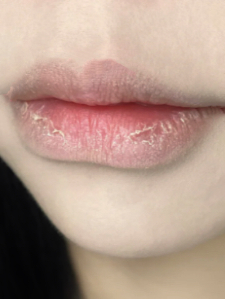 起来嘴巴噂嘟好润 修复干燥裂纹奈斯
这款唇膜噂嘟神奇,厚敷5分钟死皮