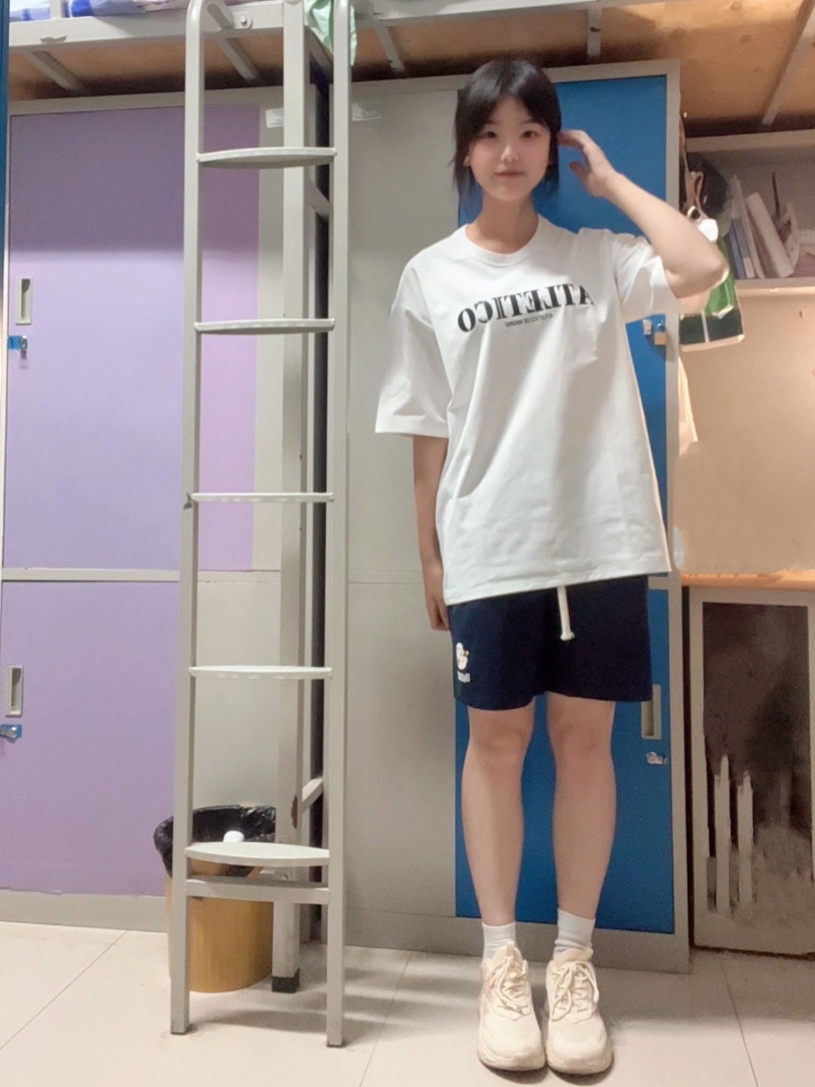 体育课当然要穿运动短裤啦!