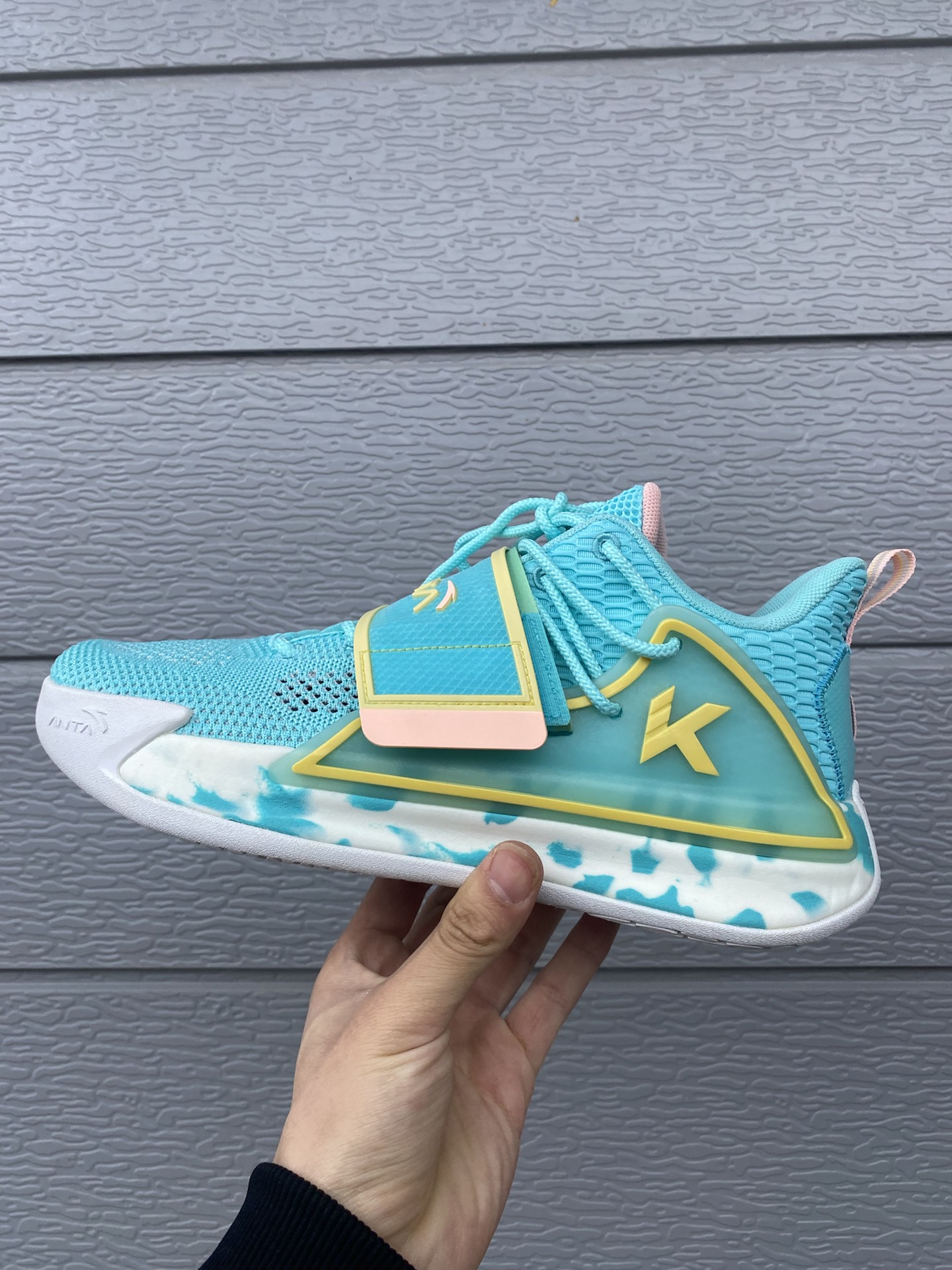 很耐磨,尺码方面正常尺码就可以,透气性也是很好的,这款魔术贴的设计