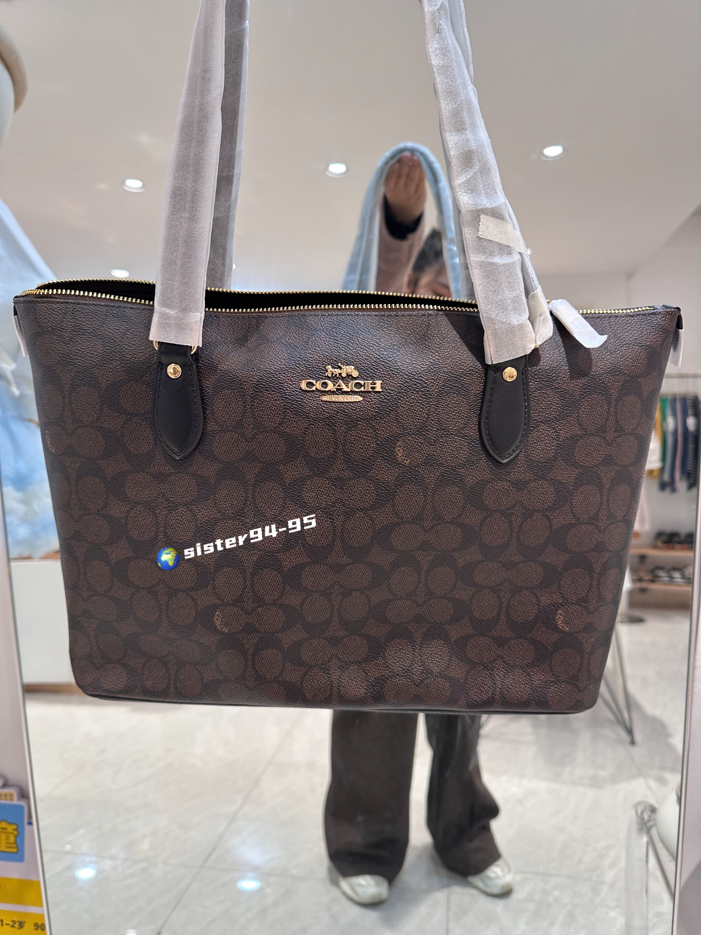 30大,但是又比city 33小一圈 
而且还有拉链,低密度很高 coach蔻驰