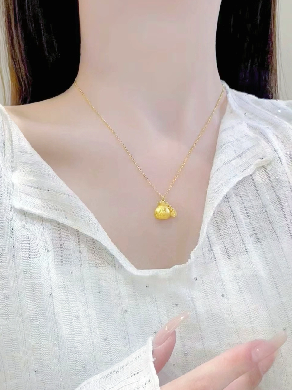 滑嫩的肌肤戴项链尊嘟自带氛围感啊!