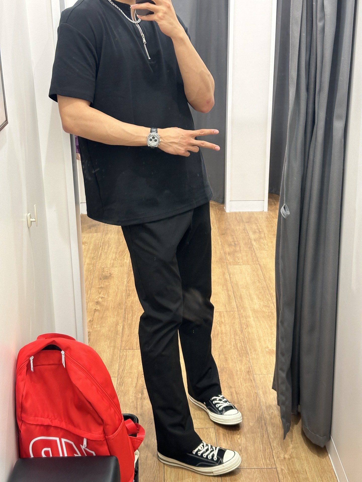 亲肤
版型很优秀 抗皱面料很不错
搭配黑色517版型混纺西裤➕匡威