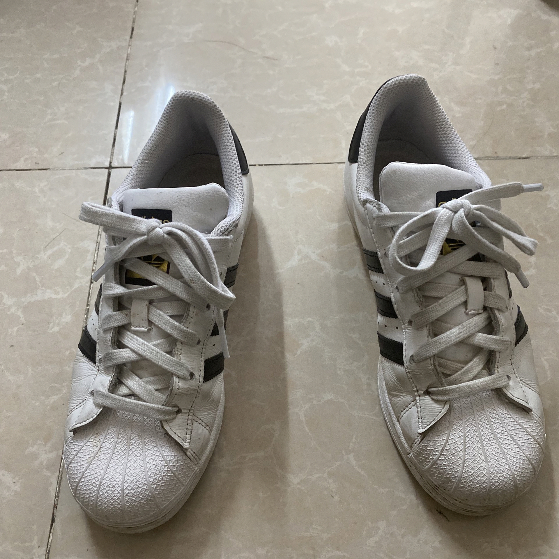 贝壳头是我鞋架上的终极款,无一例外,一个月三十天出勤率28天那种