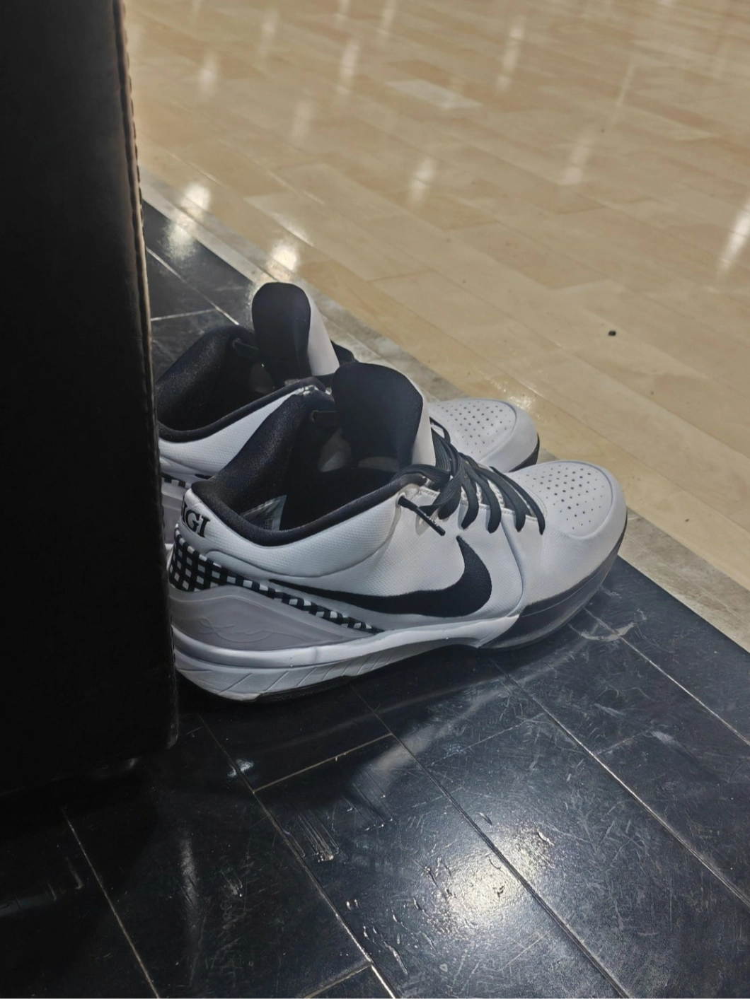 科比4 gigi专属配色 曼巴黑板白