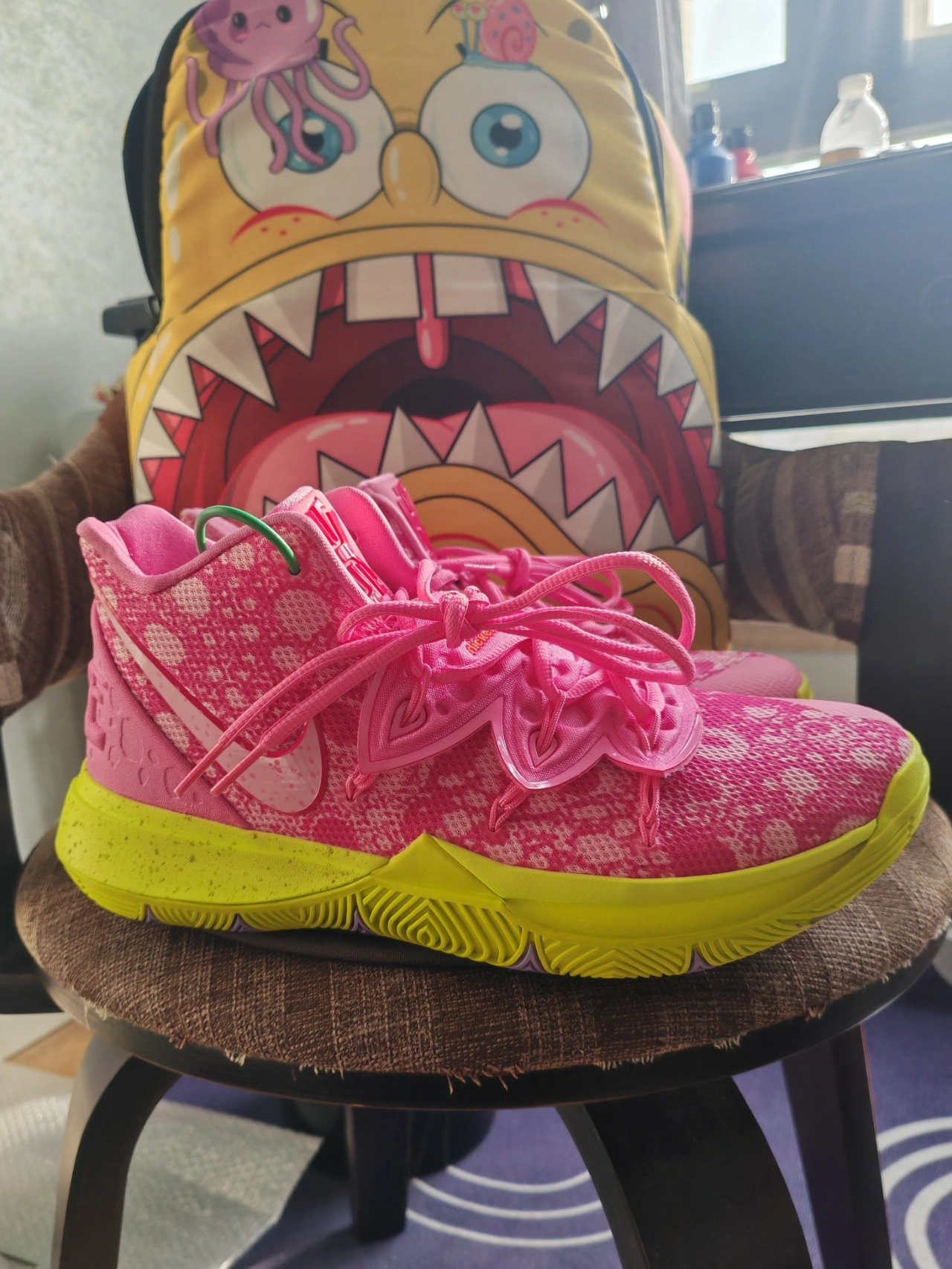 结合了经典动画角色派大星的形象与耐克篮球鞋的专业性能