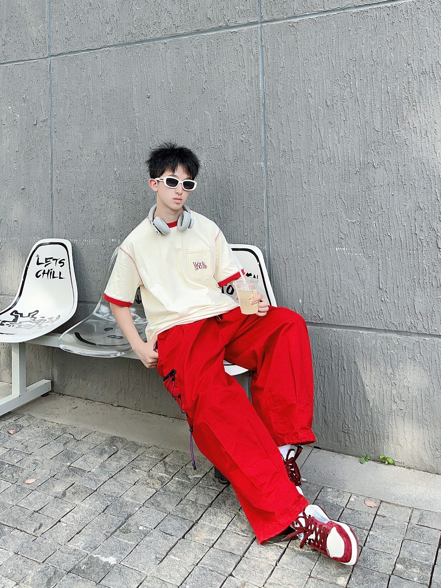 上身一件worksout的红白色t恤
搭配了一条红色工装裤和酒红色板鞋
一