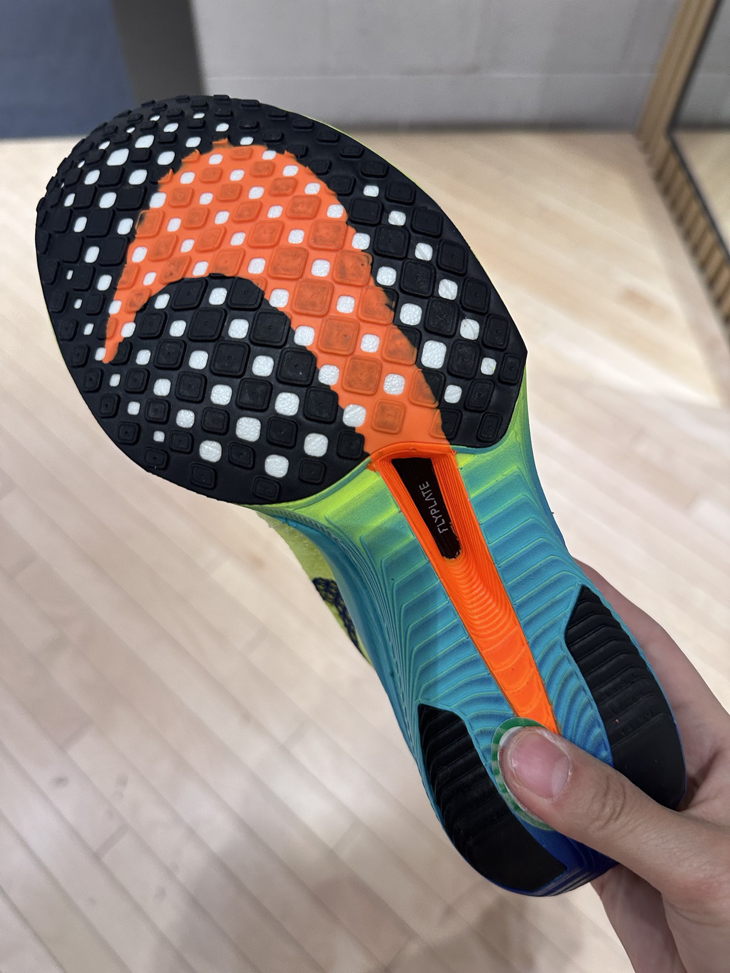 没有这双不敢说自己是专业跑者🤩nike荧光色跑鞋做最显眼的第一名