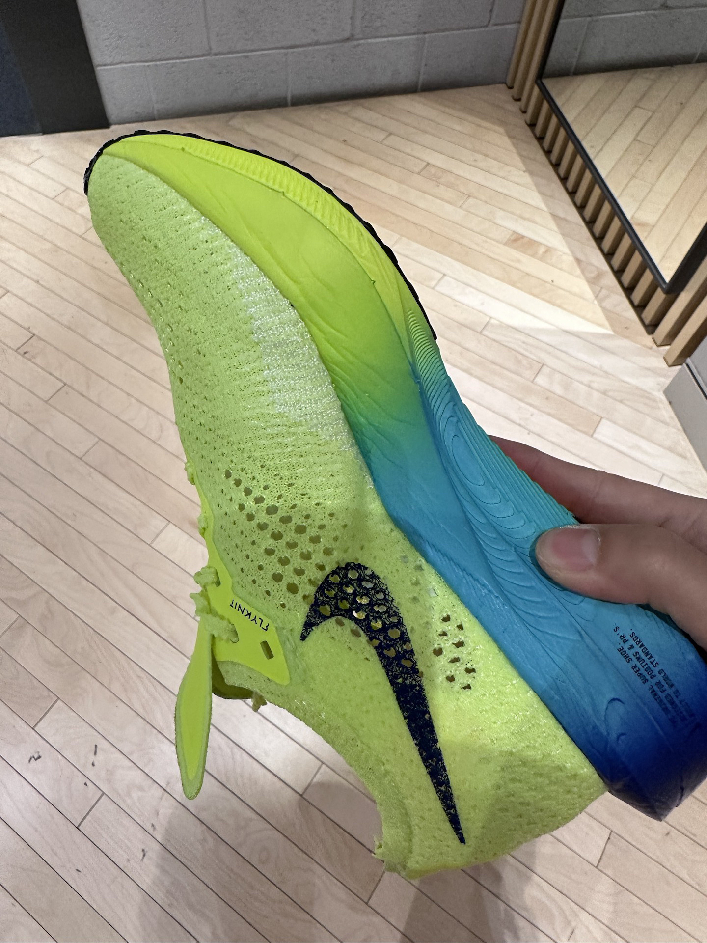 没有这双不敢说自己是专业跑者🤩nike荧光色跑鞋做最显眼的第一名