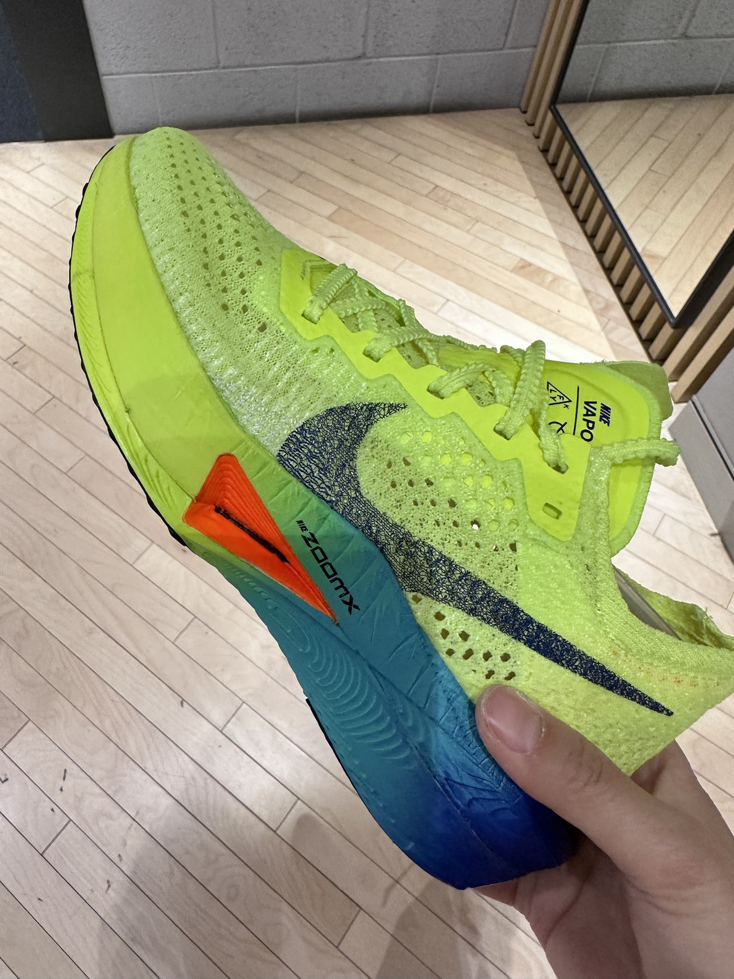 没有这双不敢说自己是专业跑者🤩nike荧光色跑鞋做最显眼的第一名