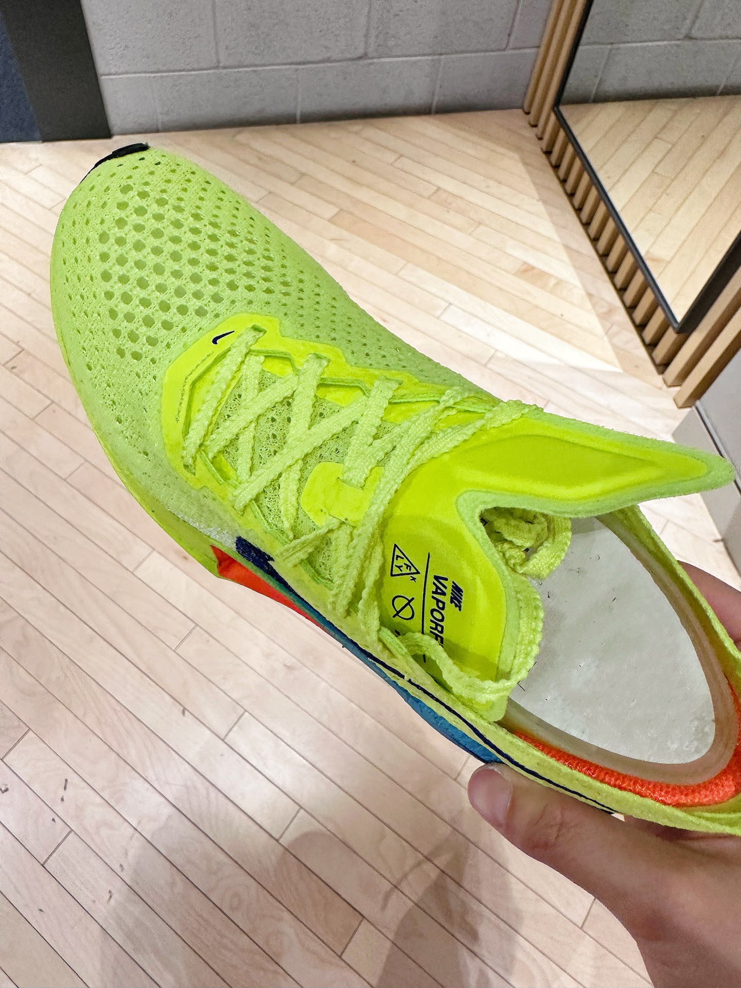 没有这双不敢说自己是专业跑者🤩nike荧光色跑鞋做最显眼的第一名