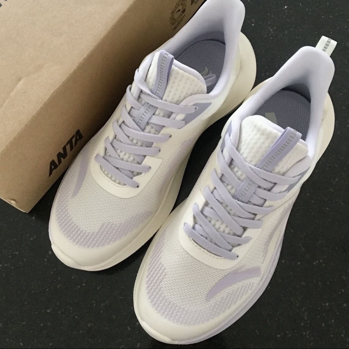 最近很喜欢的鞋 
今日份鞋子:安踏 毒刺
天啊,这颜色谁看了能不爱 