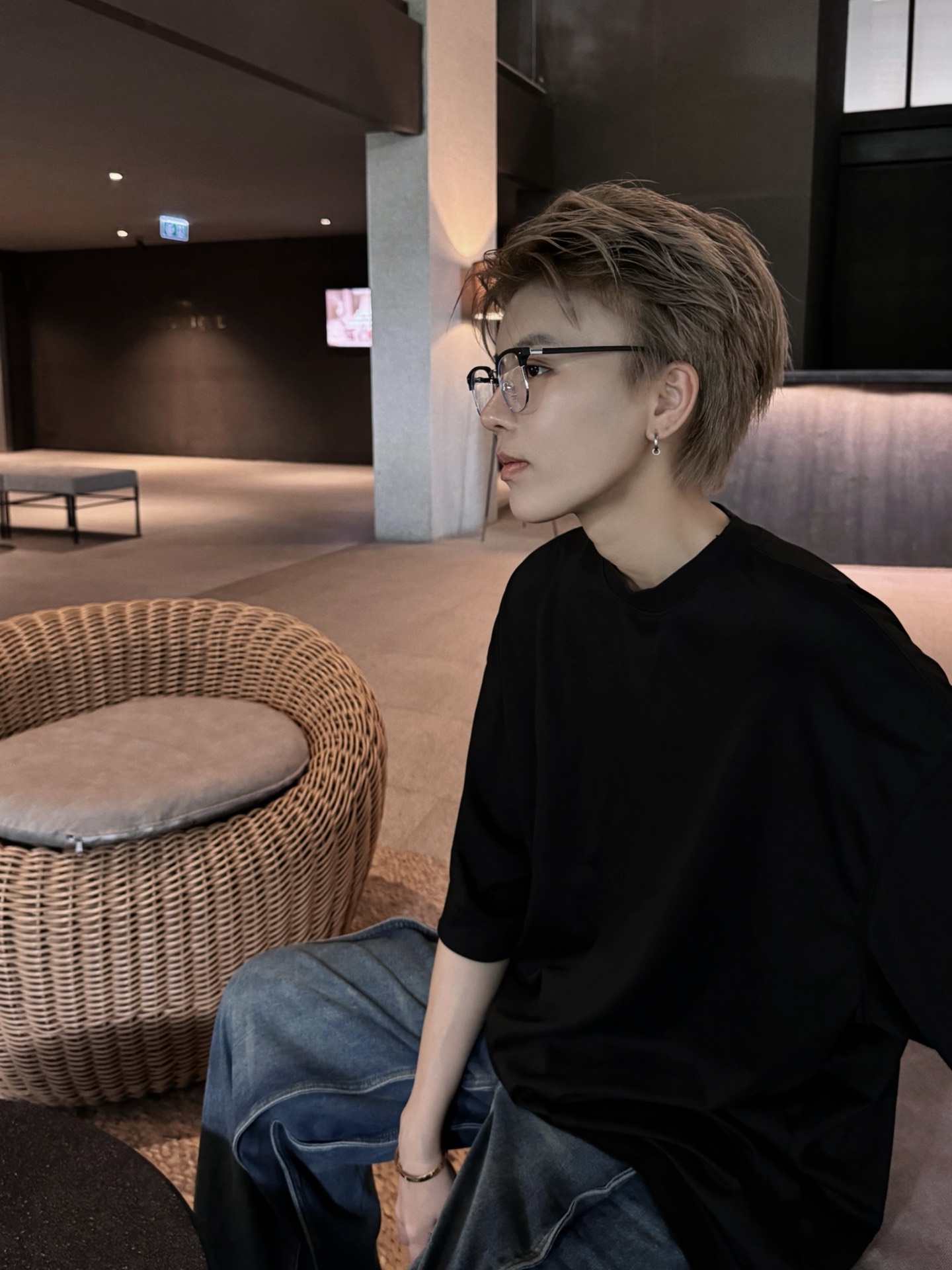 黑边框眼镜就是男生的黑丝