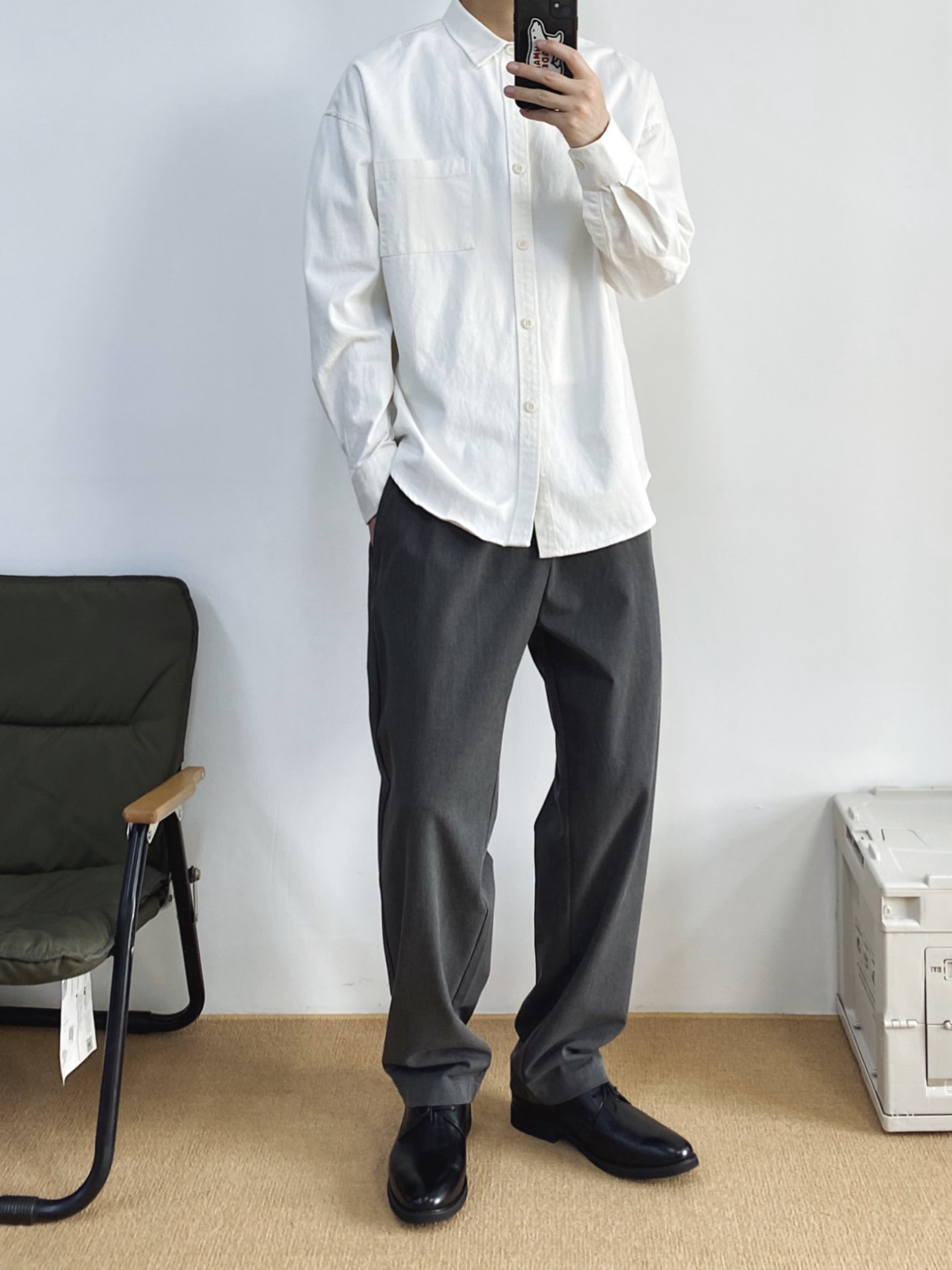 宽松点的衬衫搭配上休闲西裤够松弛 鞋子搭配奥康的头层牛皮正装皮鞋