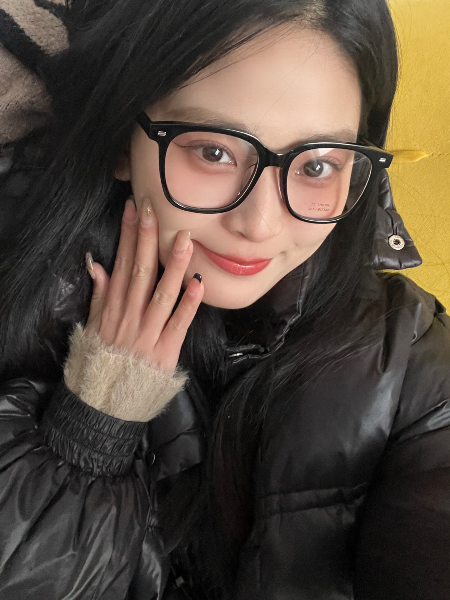 早八省事又显脸小素颜神器 当然是黑框眼镜 无论是散头发还是扎马尾