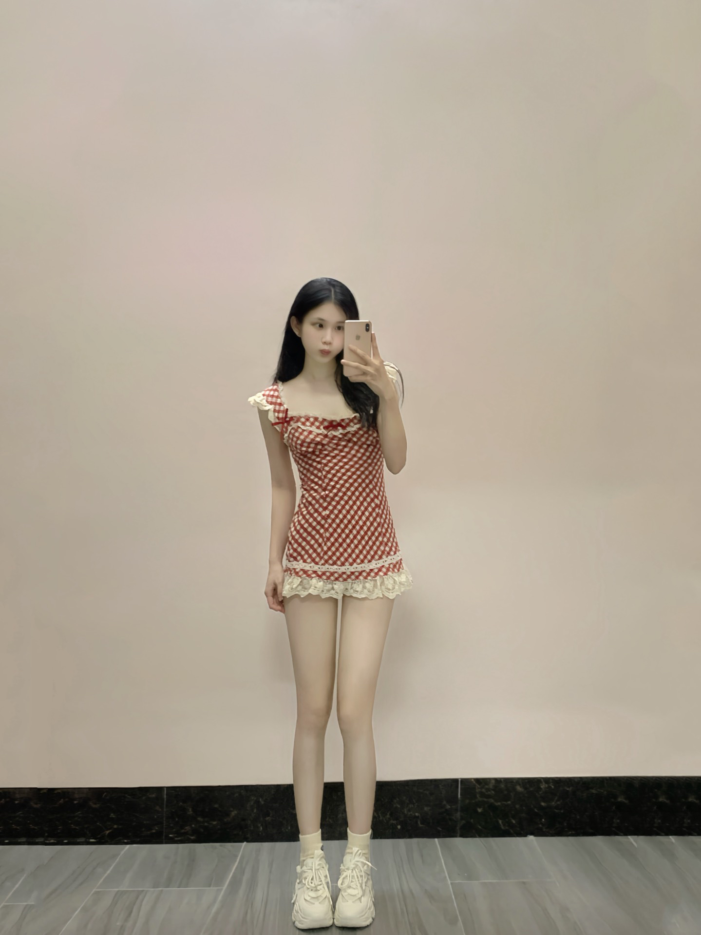 红白格子裙搭配老爹鞋尊嘟太纯欲啦