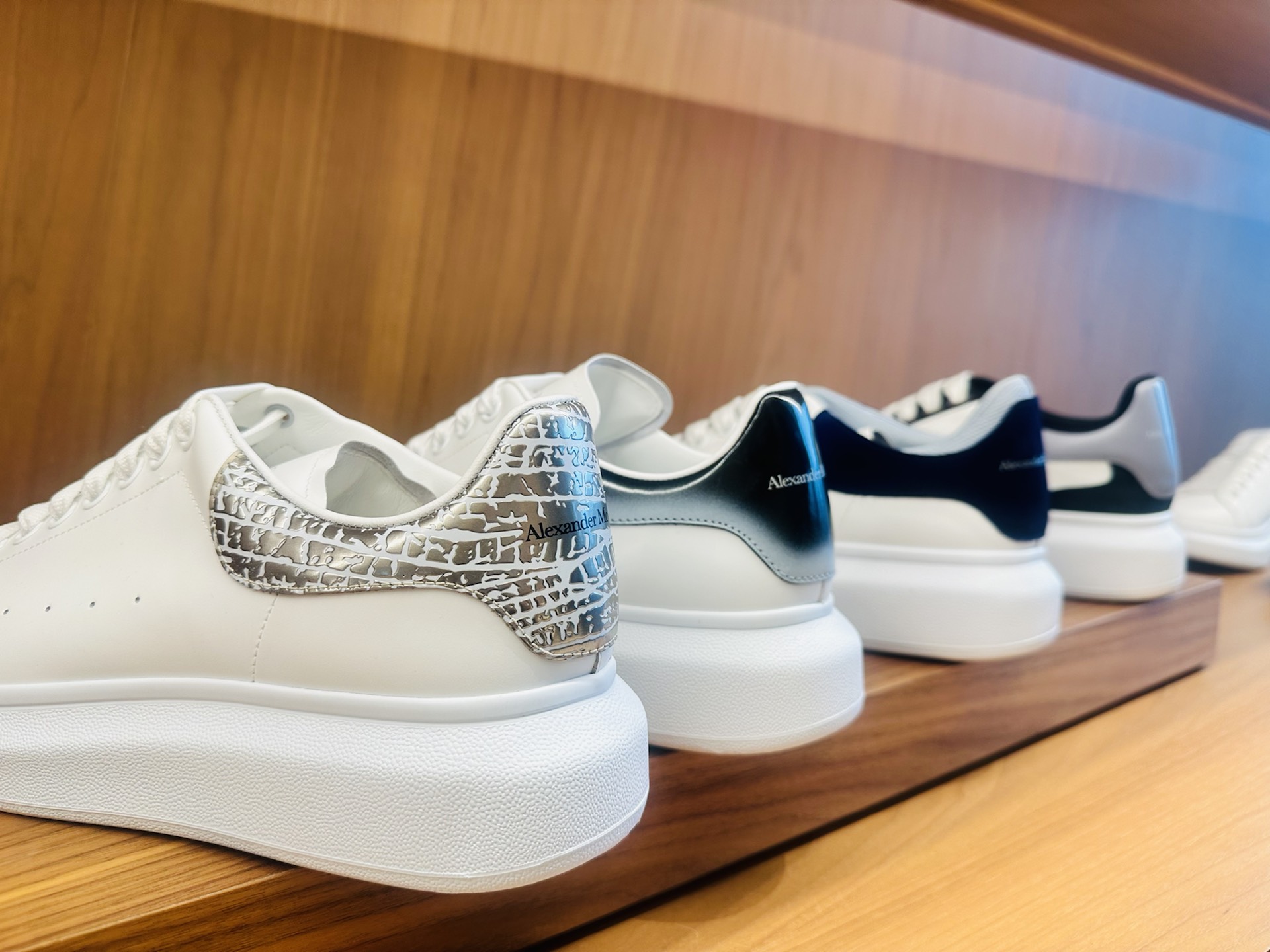 好看又百搭的麦昆小白鞋