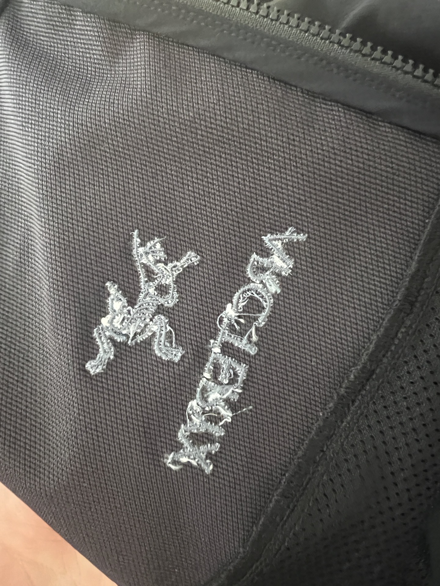 始祖鸟gamma l刺绣怎么这样子