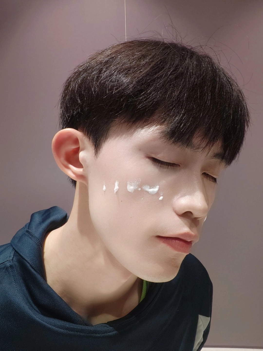 用了很多男生遮瑕的护肤品,我觉得好用的还是的和风雨家的素颜霜,这个