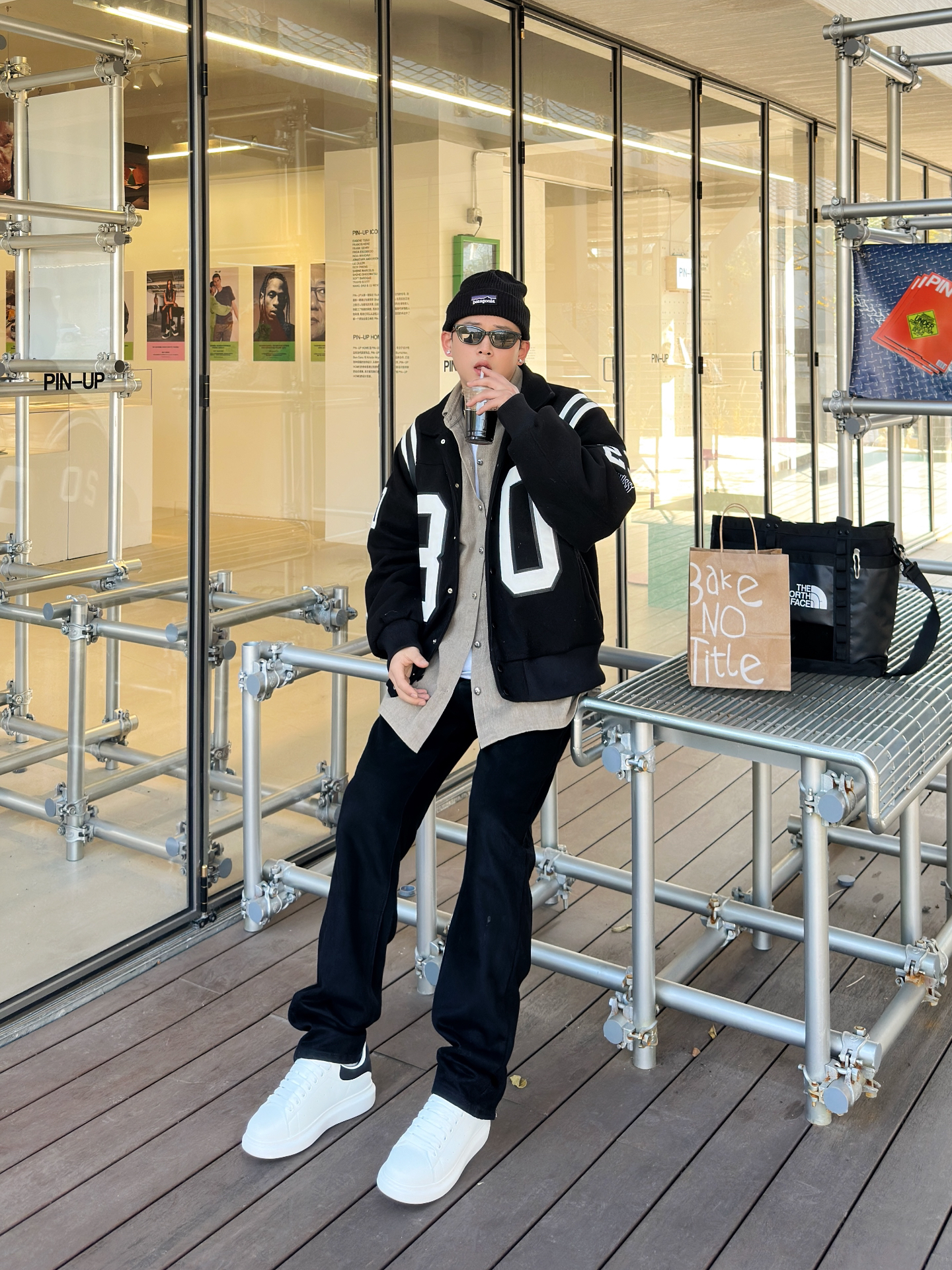 属于街头属性的穿搭风格
男生是上身即帅!