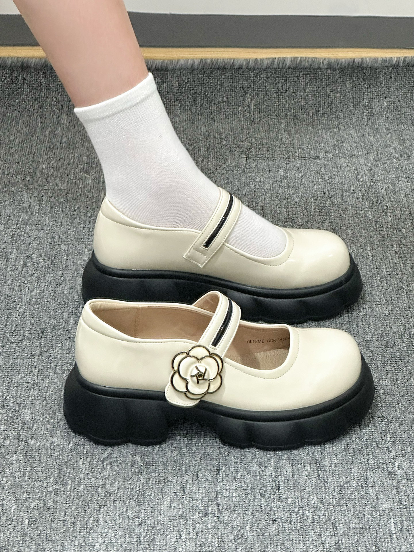 超级乖的白色厚底小皮鞋!花朵扣设计爱了