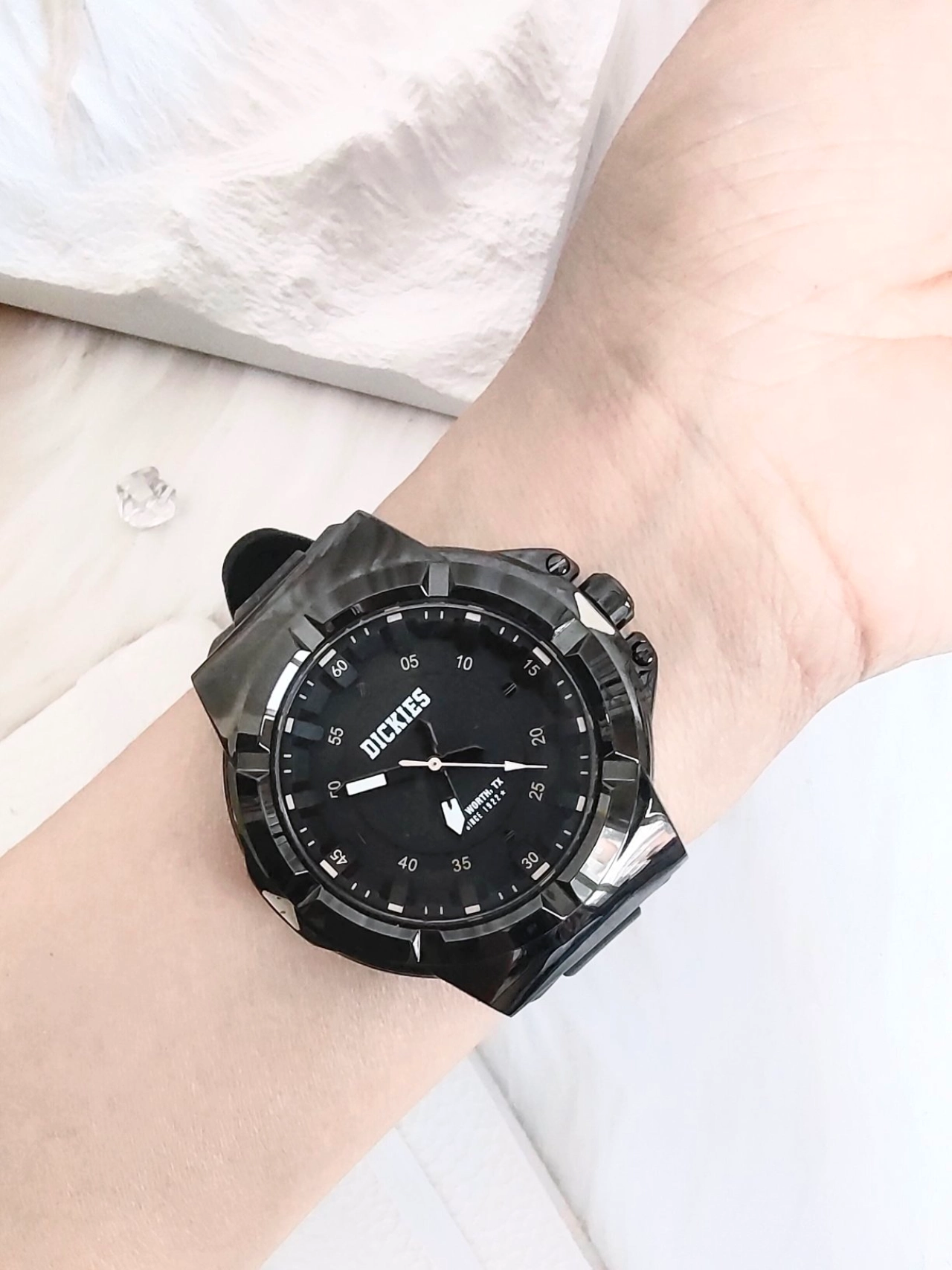 永远不会过时的黑色手表