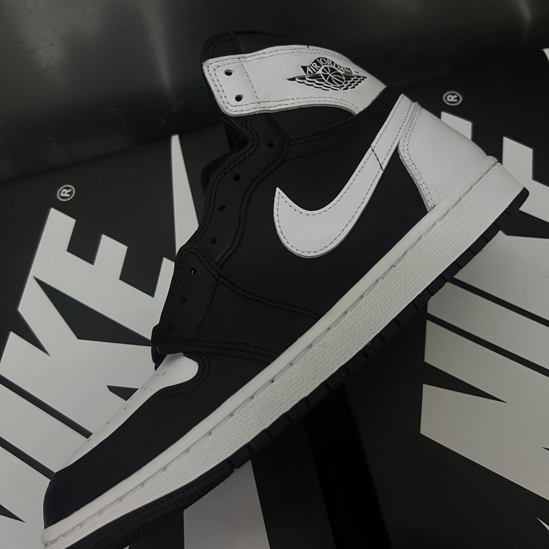 aj1白黑月图片