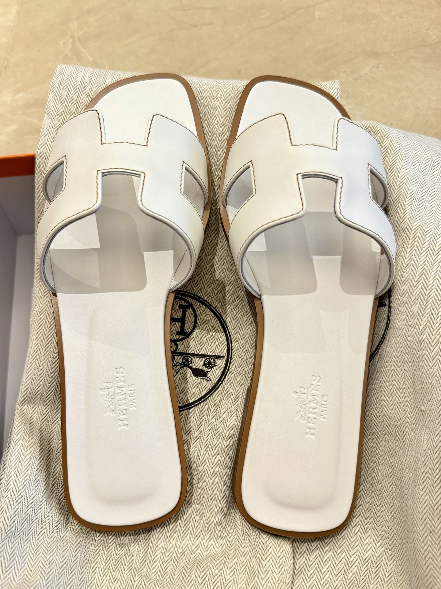hermes爱马仕夏日必备 经典白色h拖鞋