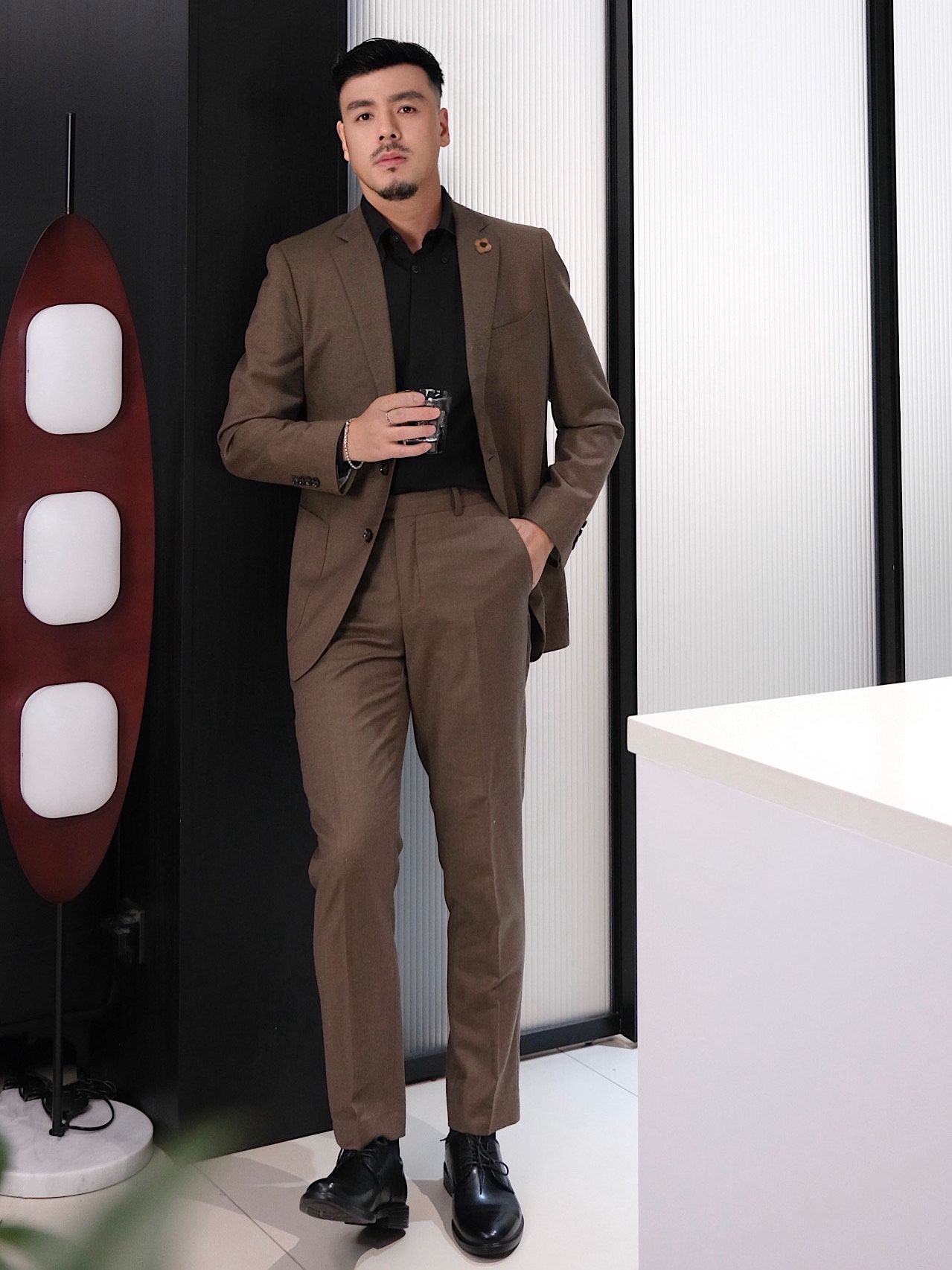 西装搭配皮鞋👞
👞:海澜之家
黑色鞋子也比较好搭
